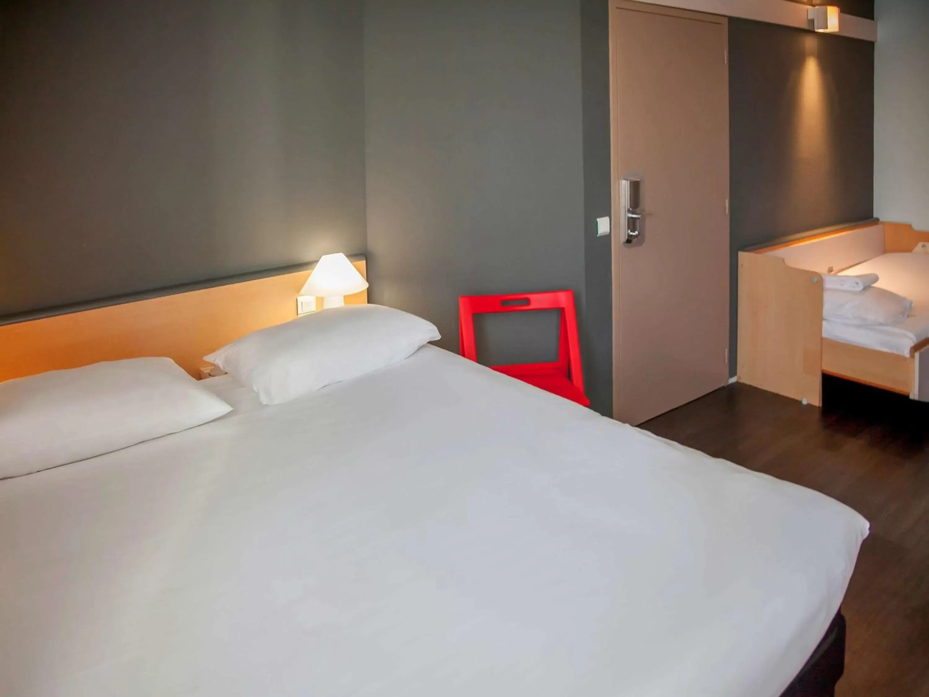Photo of the whole room, Bed in ibis Lorient Centre Gare