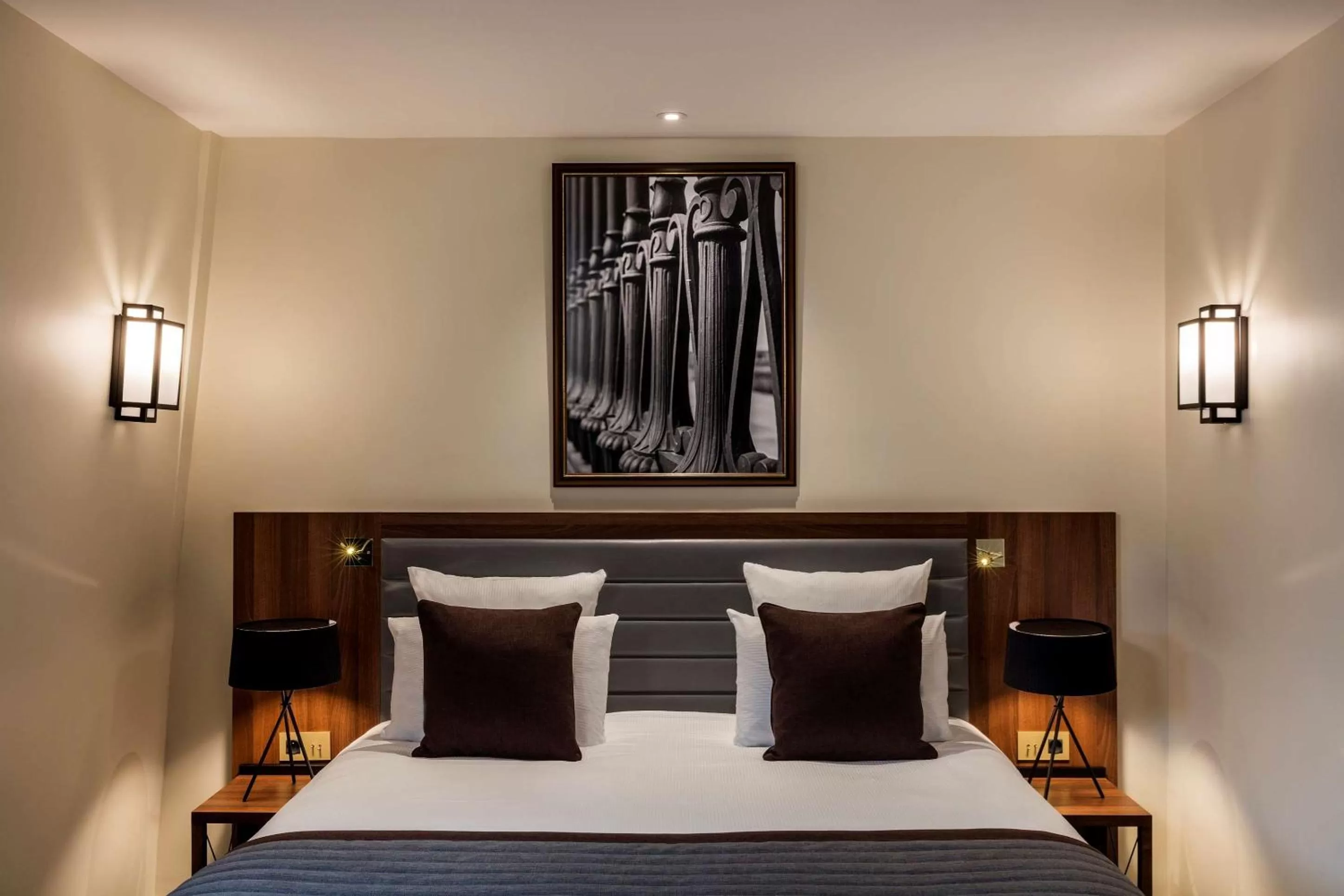 Photo of the whole room, Bed in Hôtel Mayflower Opera