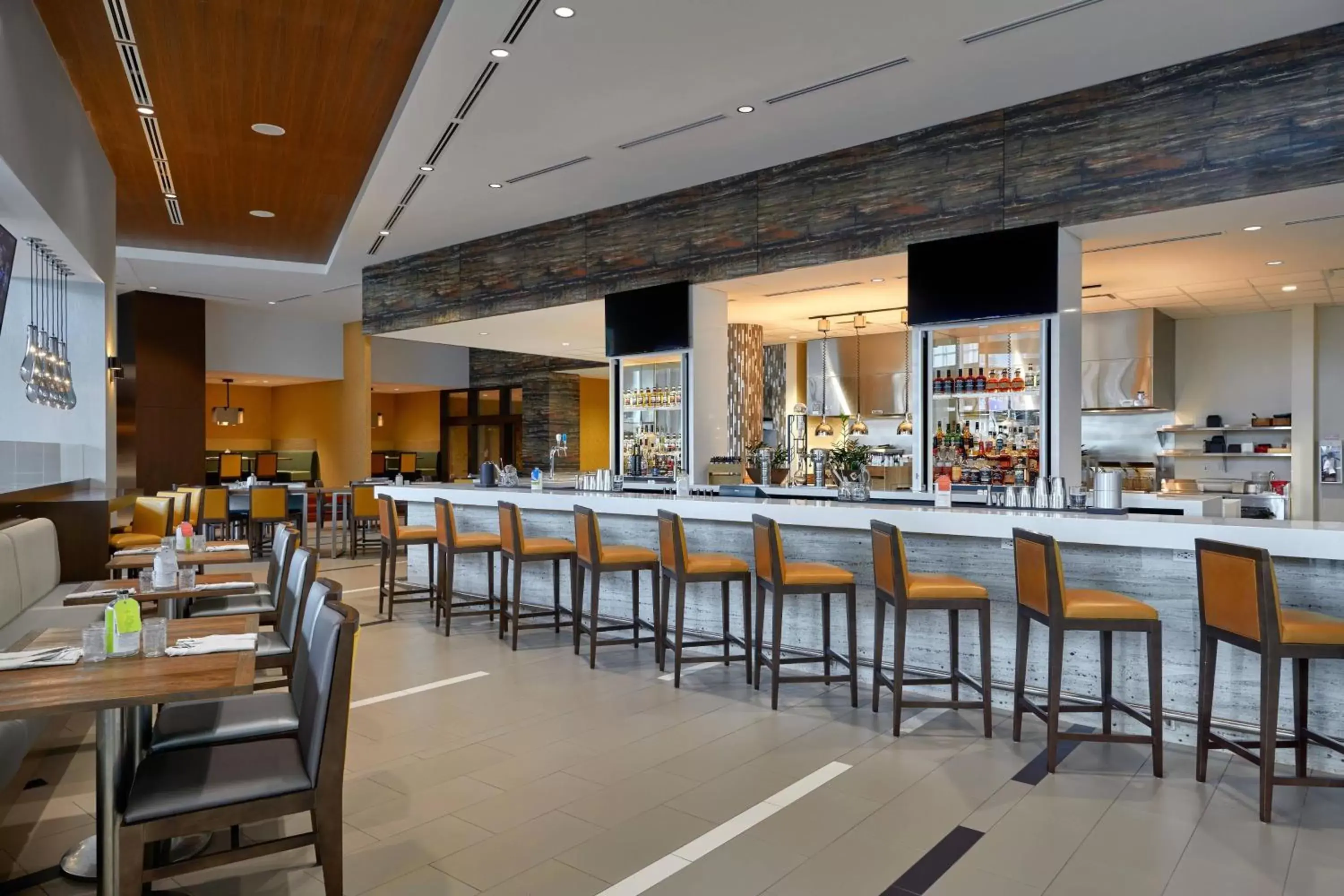 Kitchen or kitchenette, Restaurant/Places to Eat in Calgary Airport Marriott In-Terminal Hotel