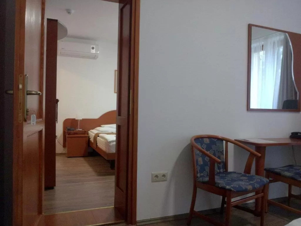 Bed, Bathroom in Fenyves Wellness Hotel Békéscsaba