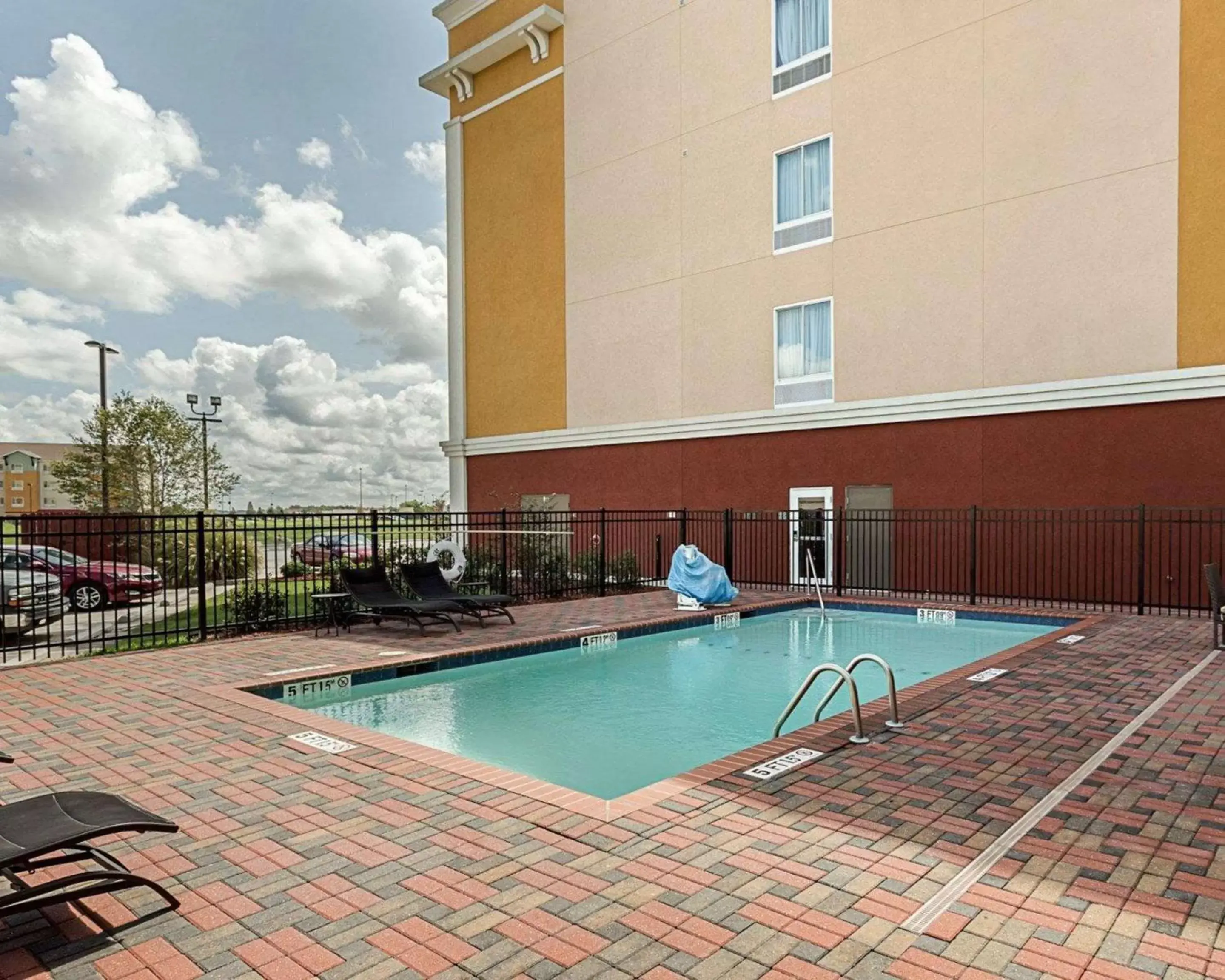 Swimming Pool in Comfort Suites near Tanger Outlet Mall