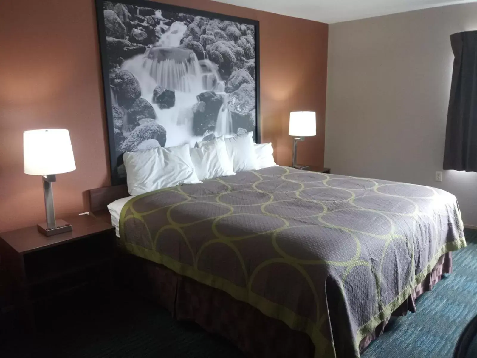 Photo of the whole room, Bed in Super 8 by Wyndham Lynnwood