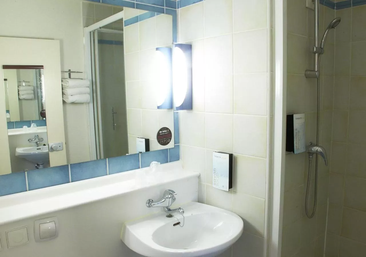 Bathroom in Campanile Dijon Centre - Gare