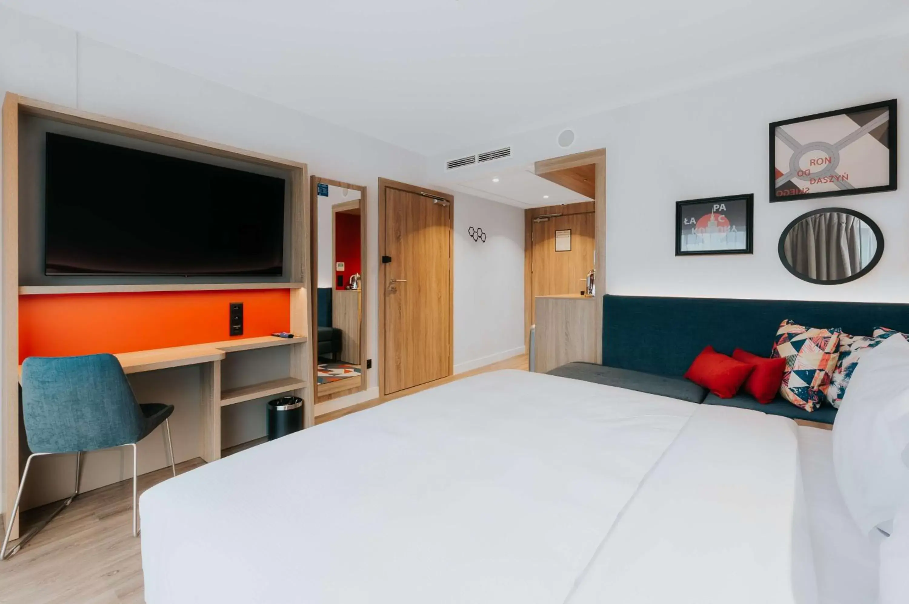 Bedroom, Bed in Hampton By Hilton Warsaw Reduta