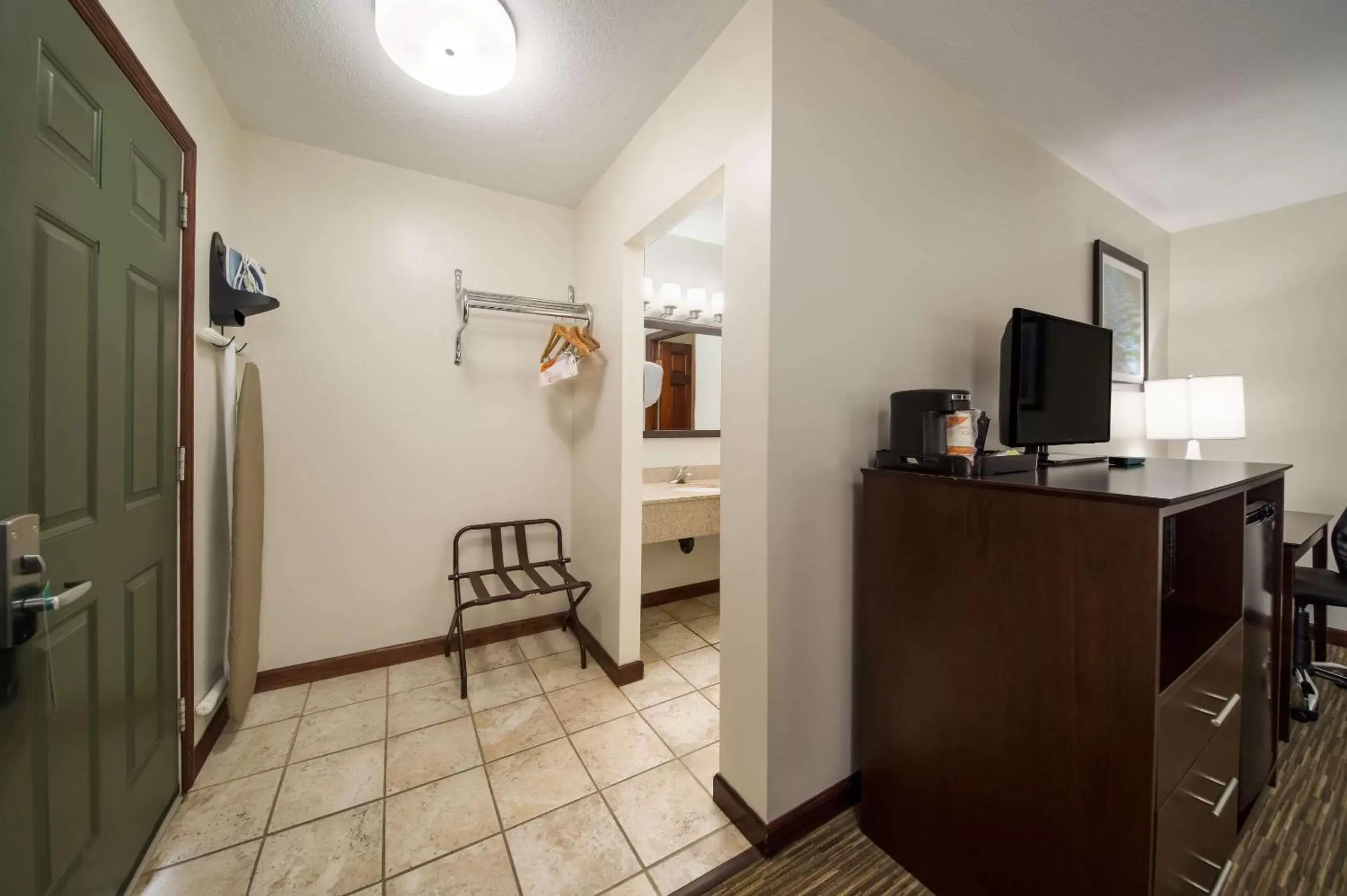 Bedroom, TV/Entertainment Center in Quality Inn