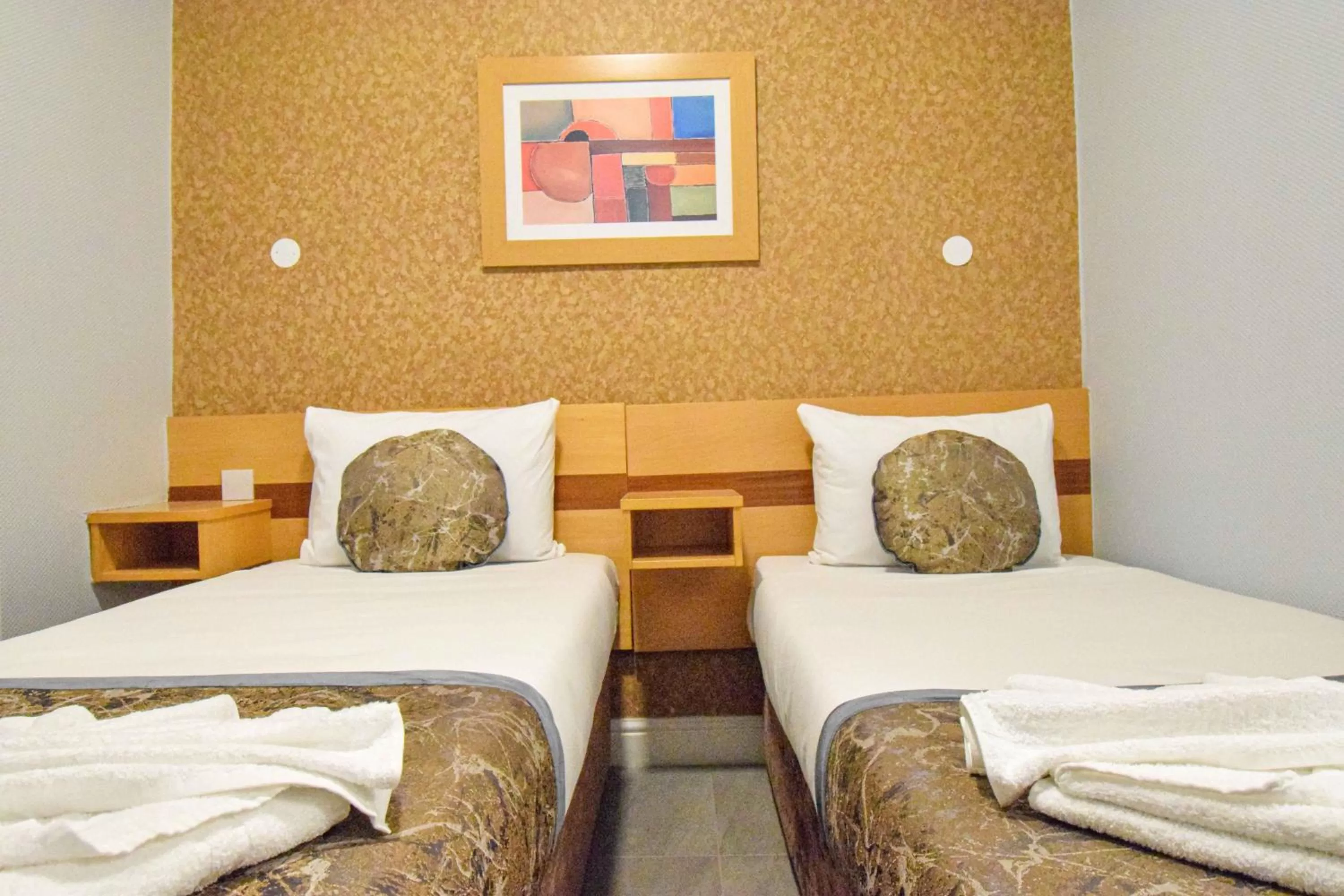 Bed in Pembridge Palace Hotel