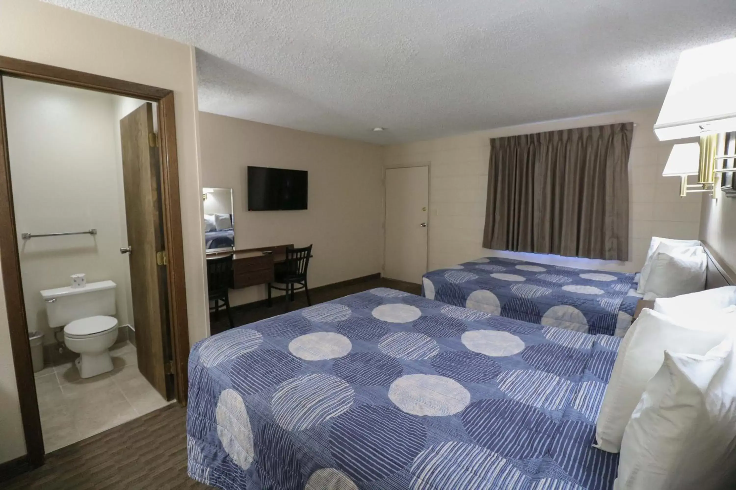 Photo of the whole room, Bed in Bear Lodge Motel