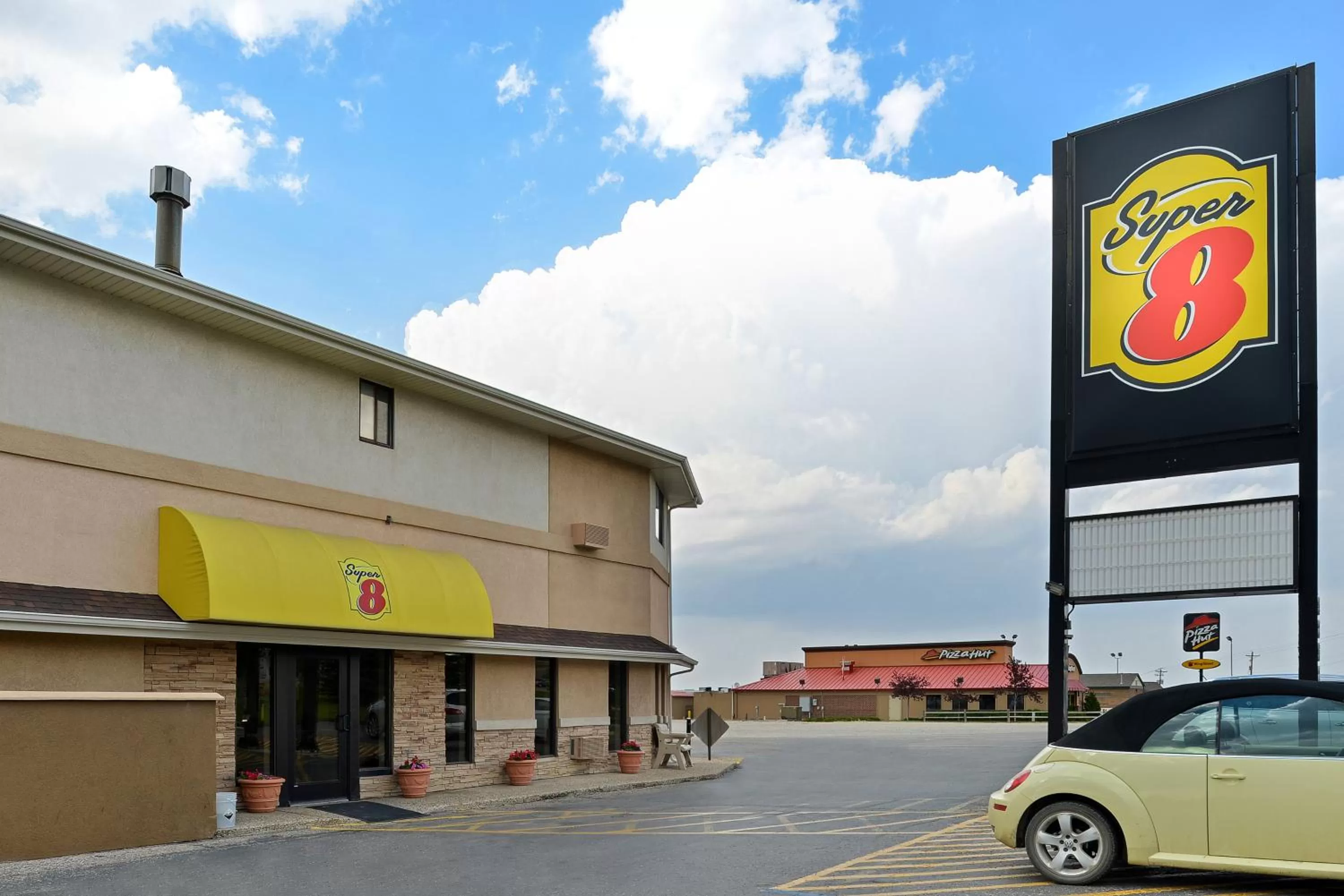 Facade/entrance in Super 8 by Wyndham Casper West by the River