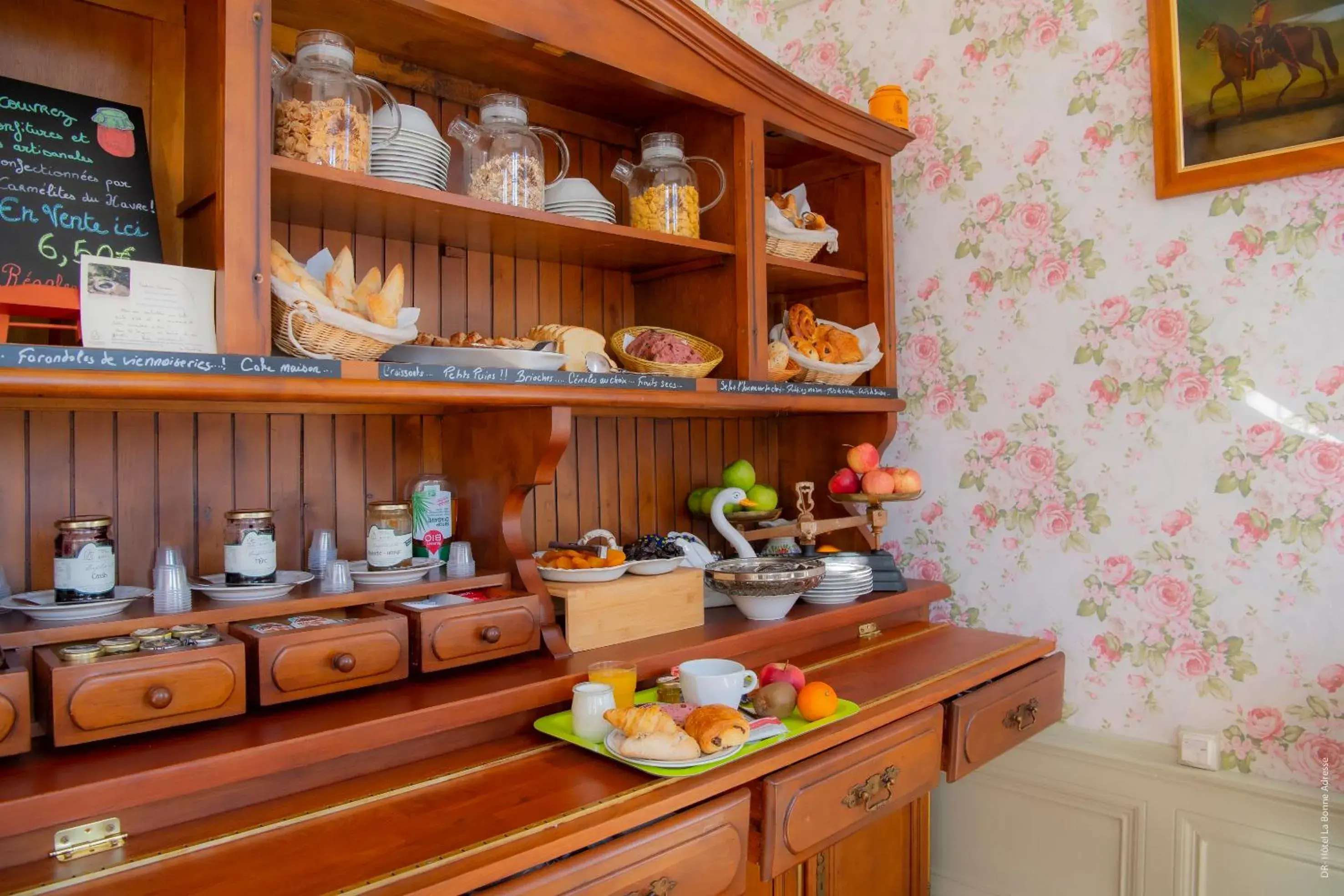 Breakfast, Kitchen/Kitchenette in Hotel de Charme La Bonne Adresse