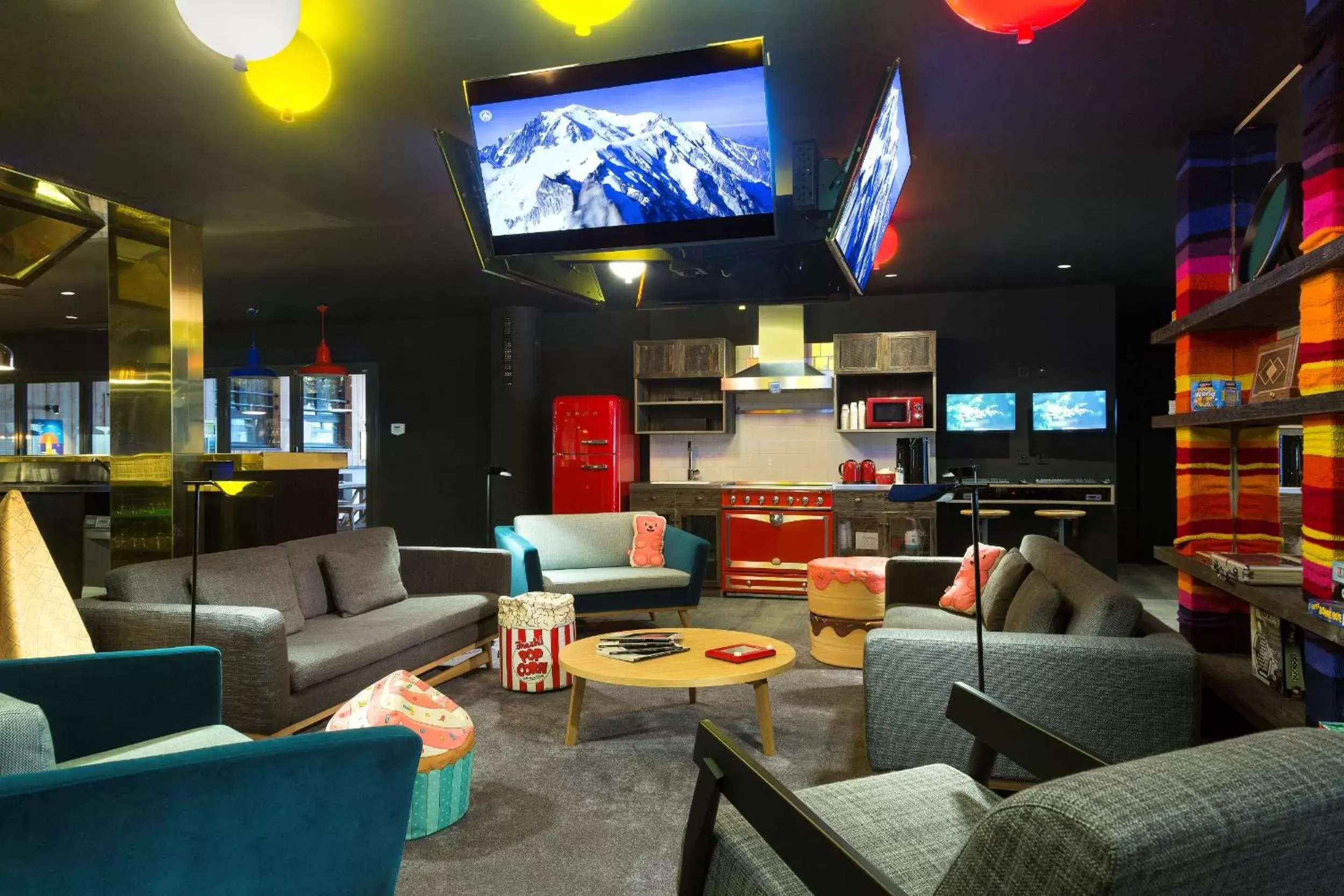 Communal lounge/ TV room, Lounge/Bar in RockyPop Chamonix - Les Houches