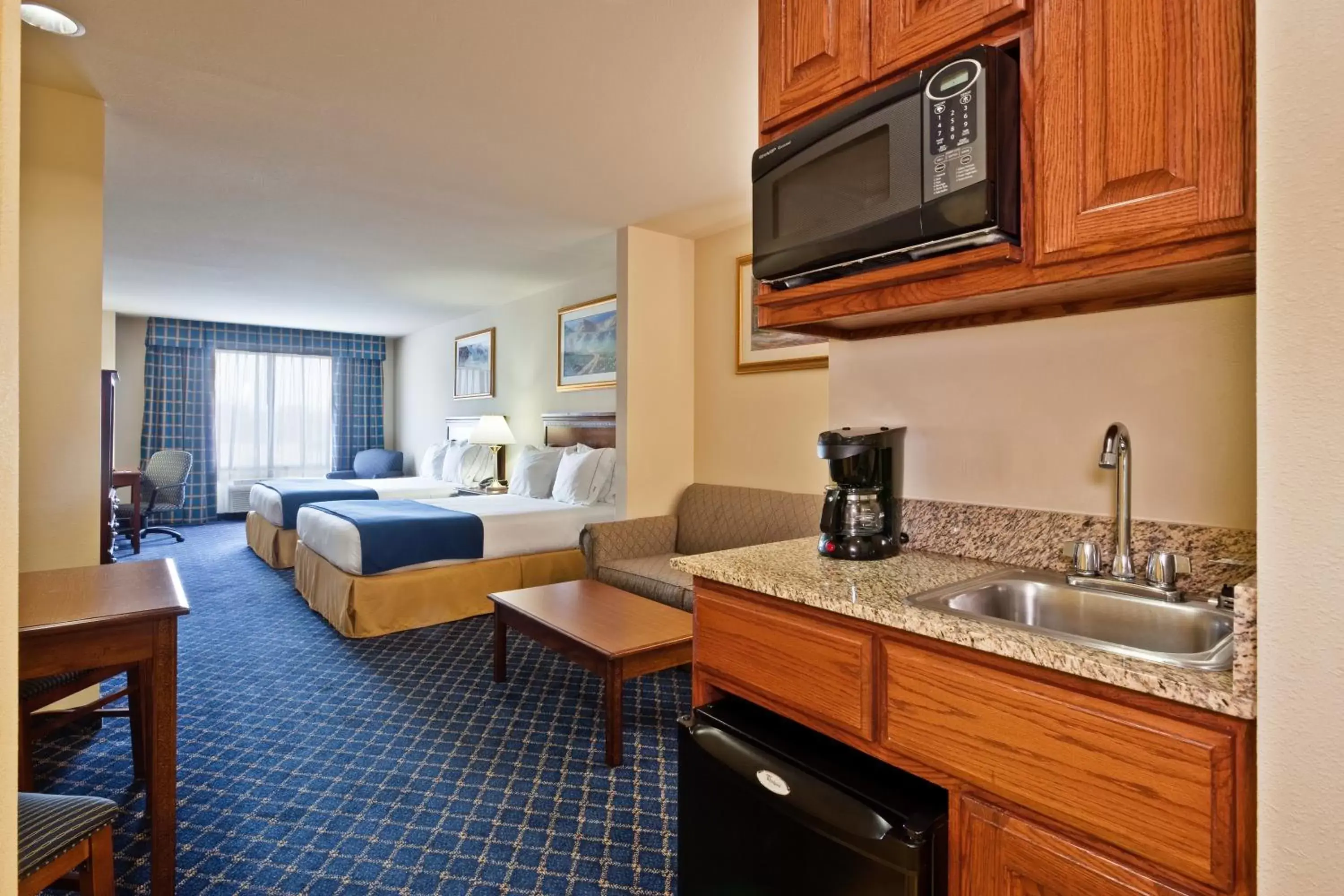 Photo of the whole room, Kitchen/Kitchenette in Holiday Inn Express Hotel & Suites Paragould, an IHG Hotel