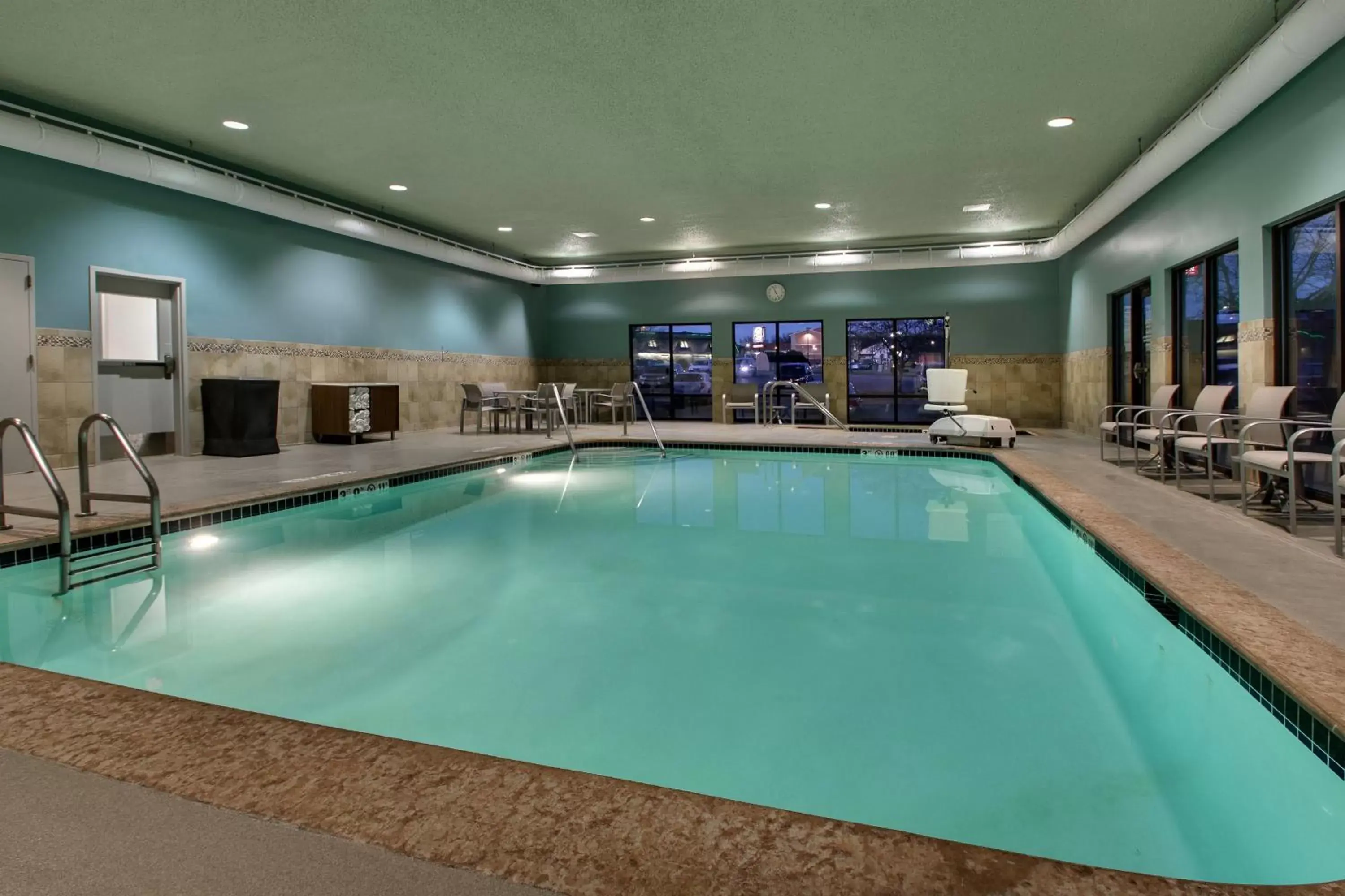 Swimming pool in Holiday Inn Express Hotel & Suites Cedar Rapids I-380 at 33rd Avenue by IHG Swimming pool in Holiday Inn Express Hotel & Suites Cedar Rapids I-380 at 33rd Avenue by IHG