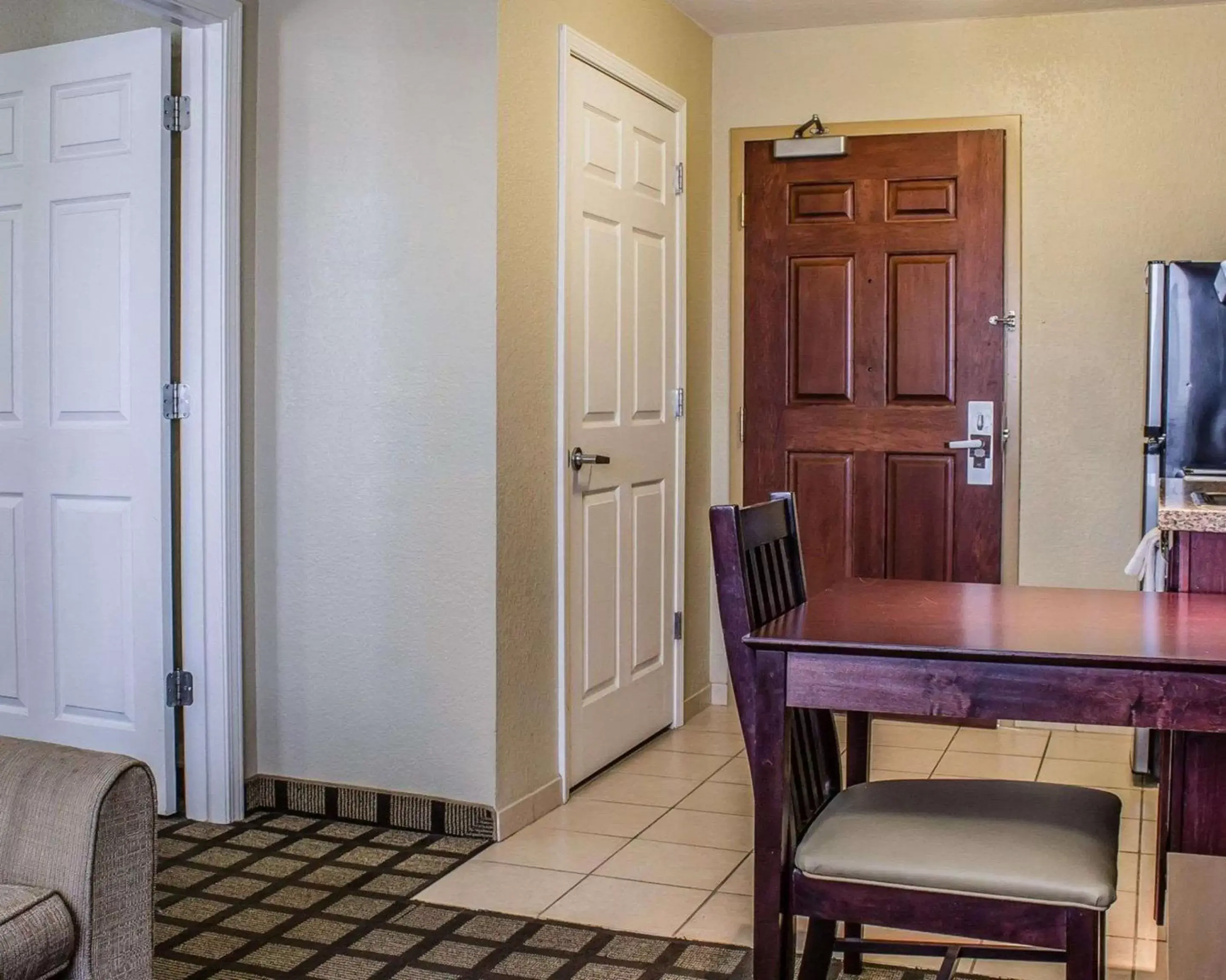 Bedroom, Dining Area in MainStay Suites Coralville - Iowa City