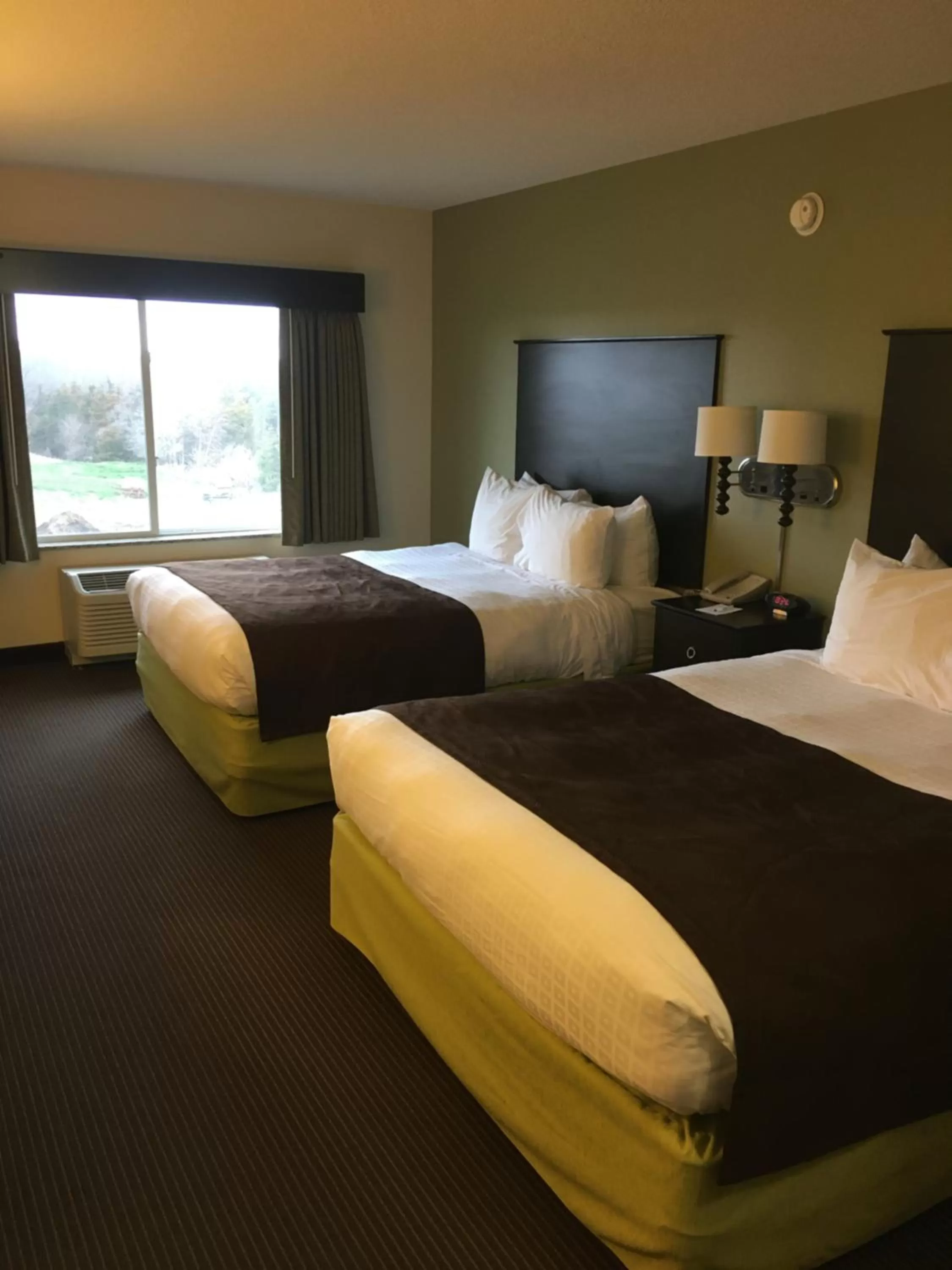 Bedroom, Bed in AmericInn by Wyndham Fairfield