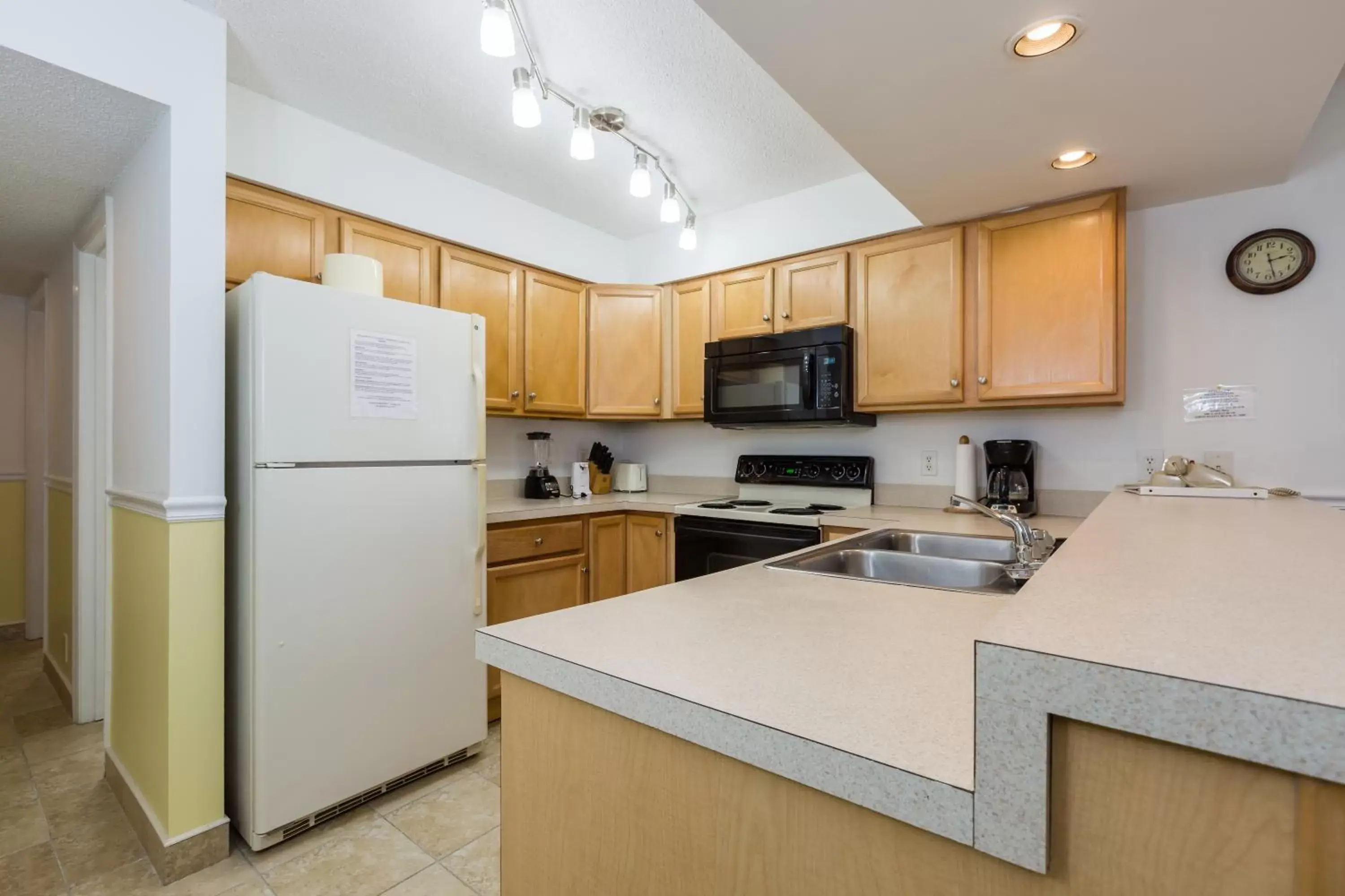 Kitchen or kitchenette, Kitchen/Kitchenette in A Place at the Beach by Capital Vacations