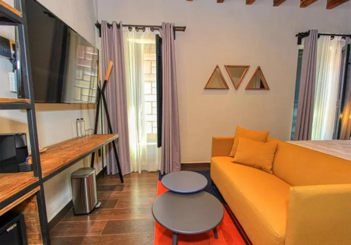 Antigua Trece Hotel Fusión