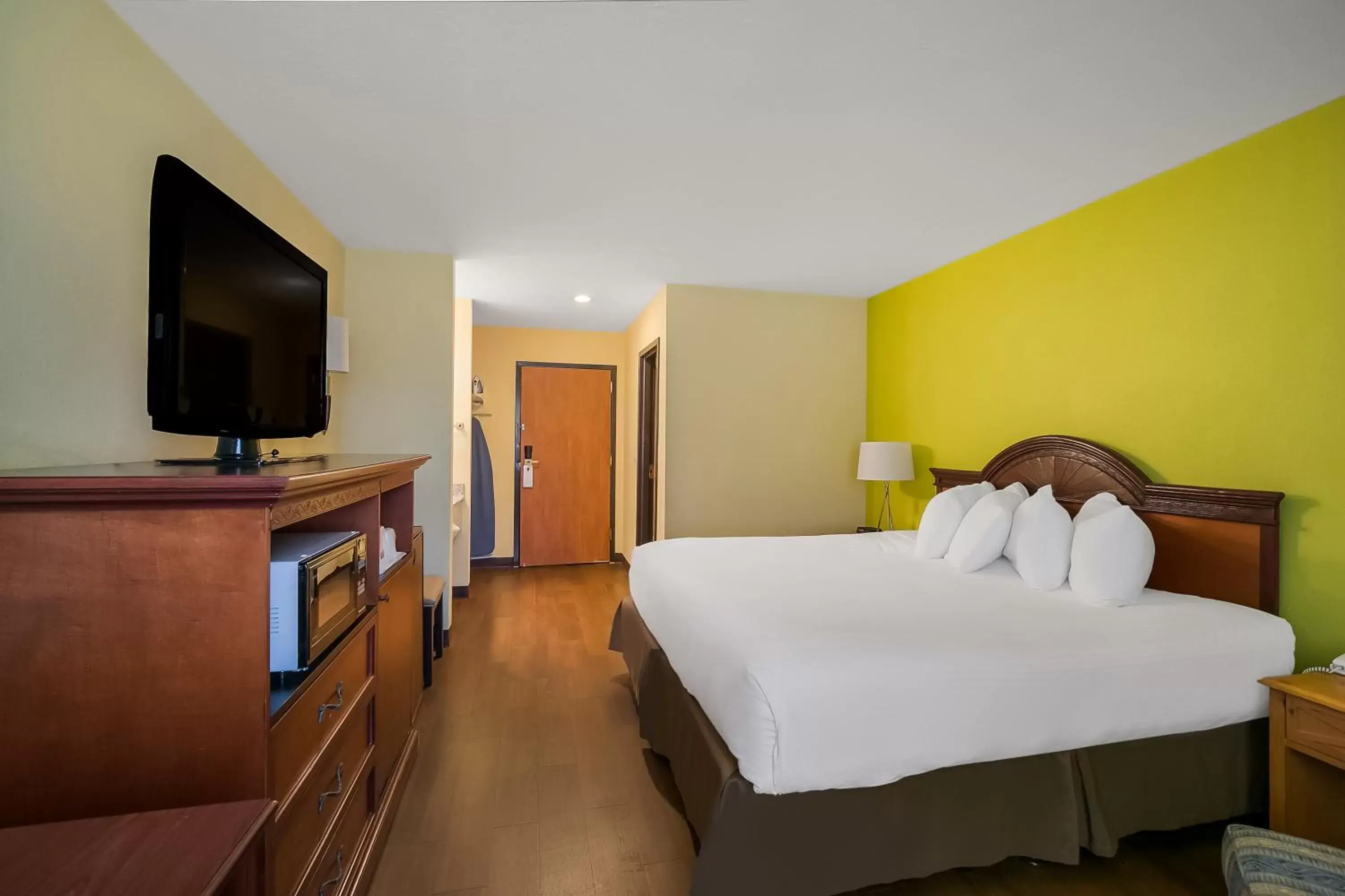 Bed in Americas Best Value Sandman Inn