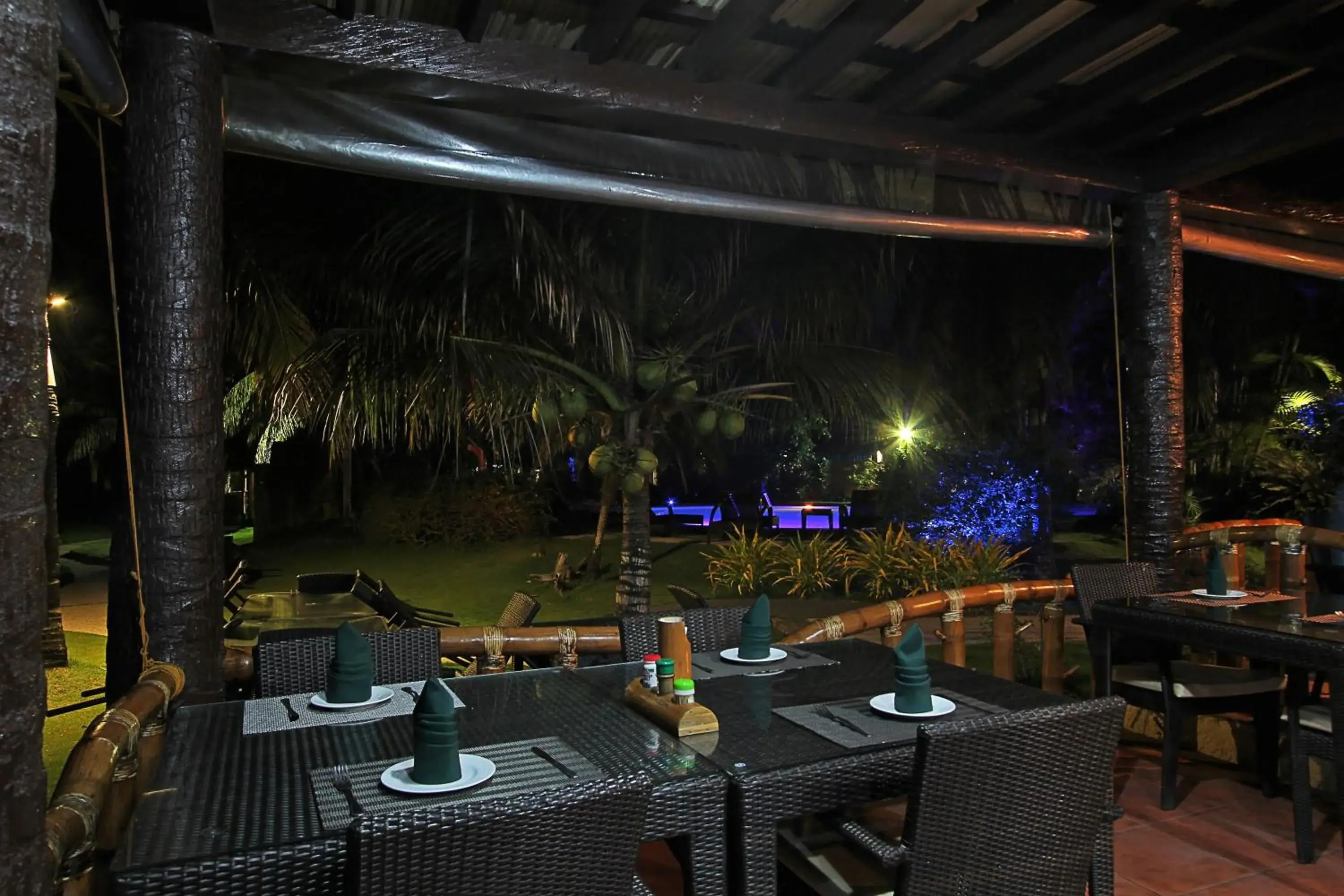 Restaurant/Places to Eat in Thalatta Resort