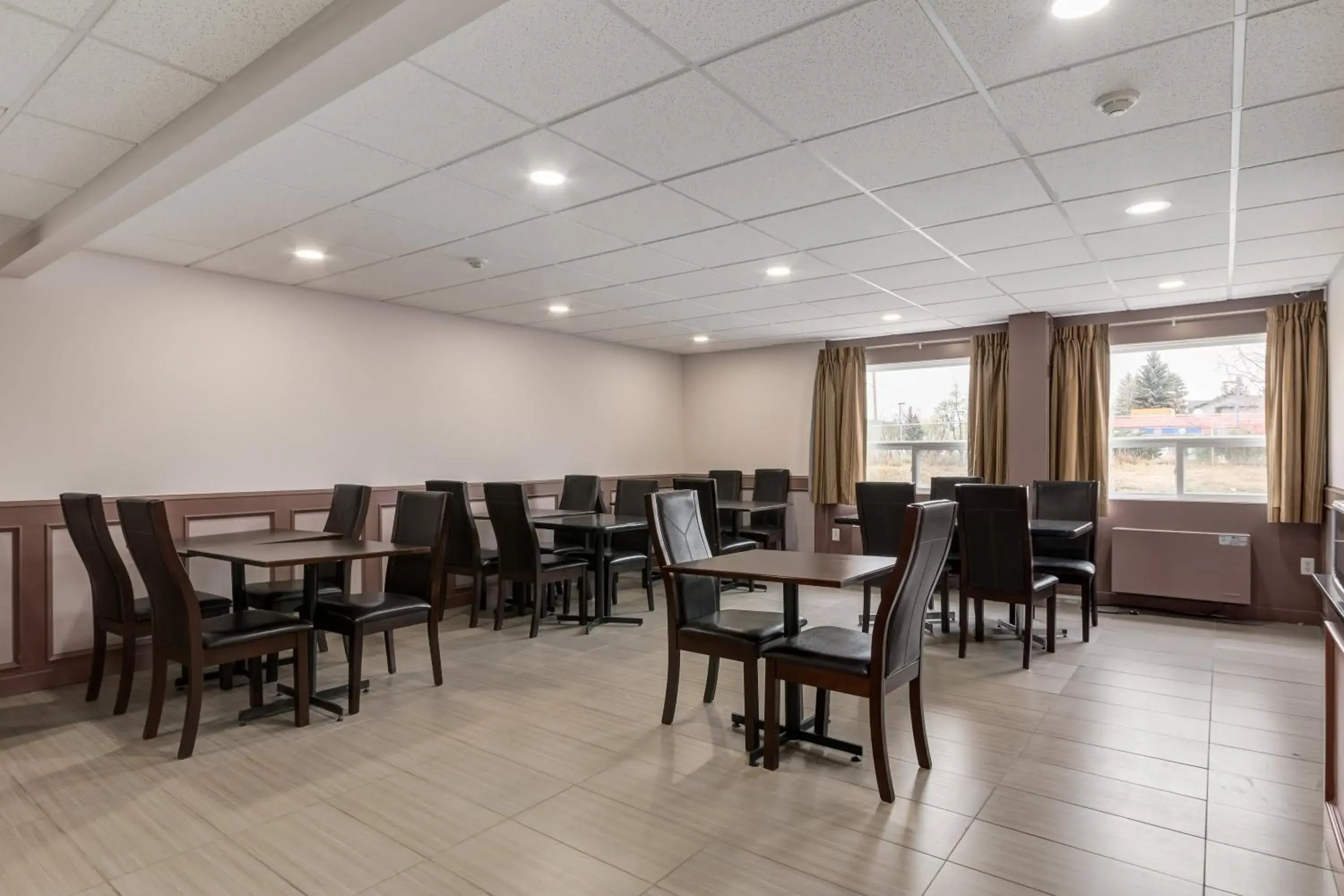 Communal lounge/ TV room, Restaurant/Places to Eat in Airport Traveller's Inn