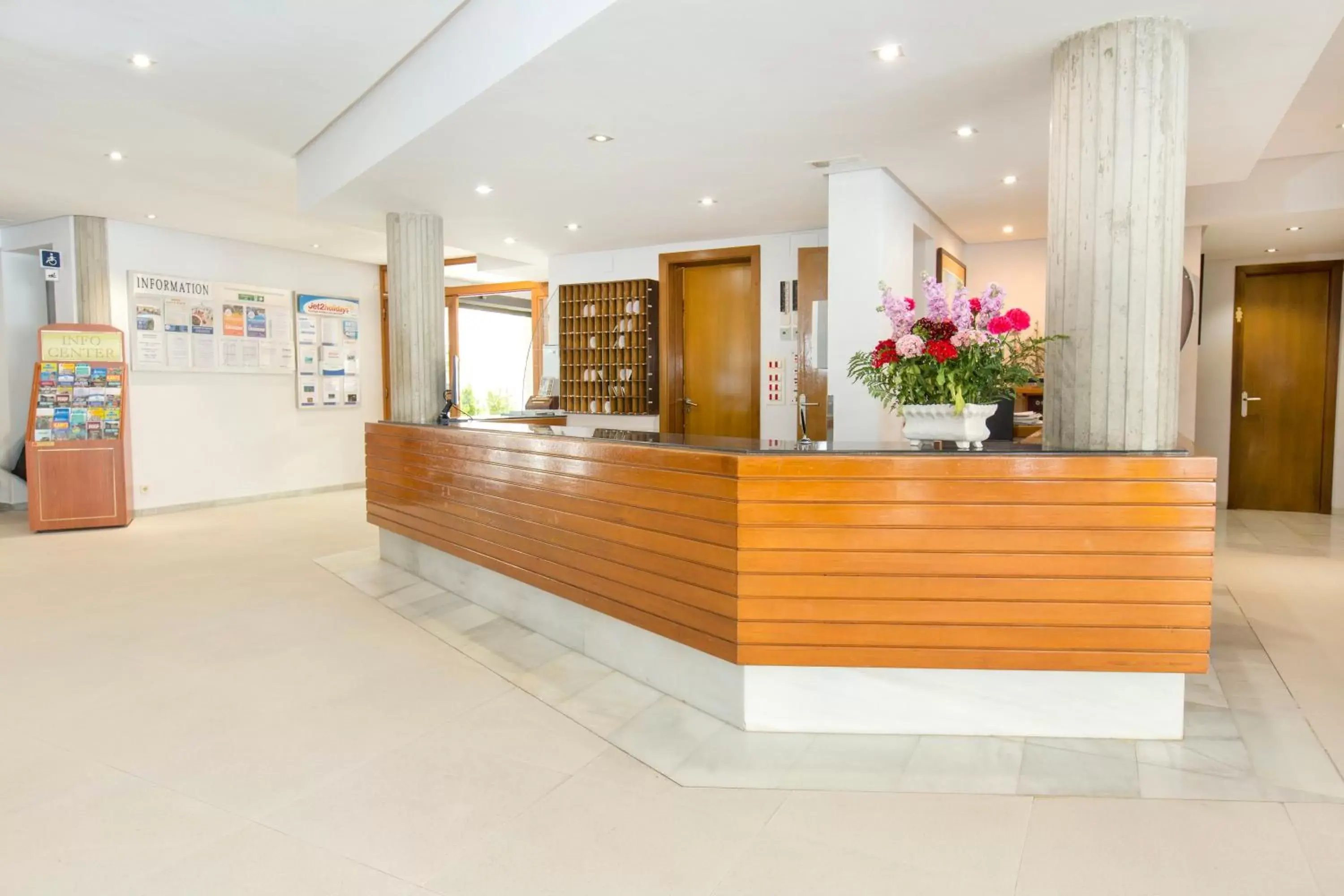 Lobby or reception in Aparthotel Flora