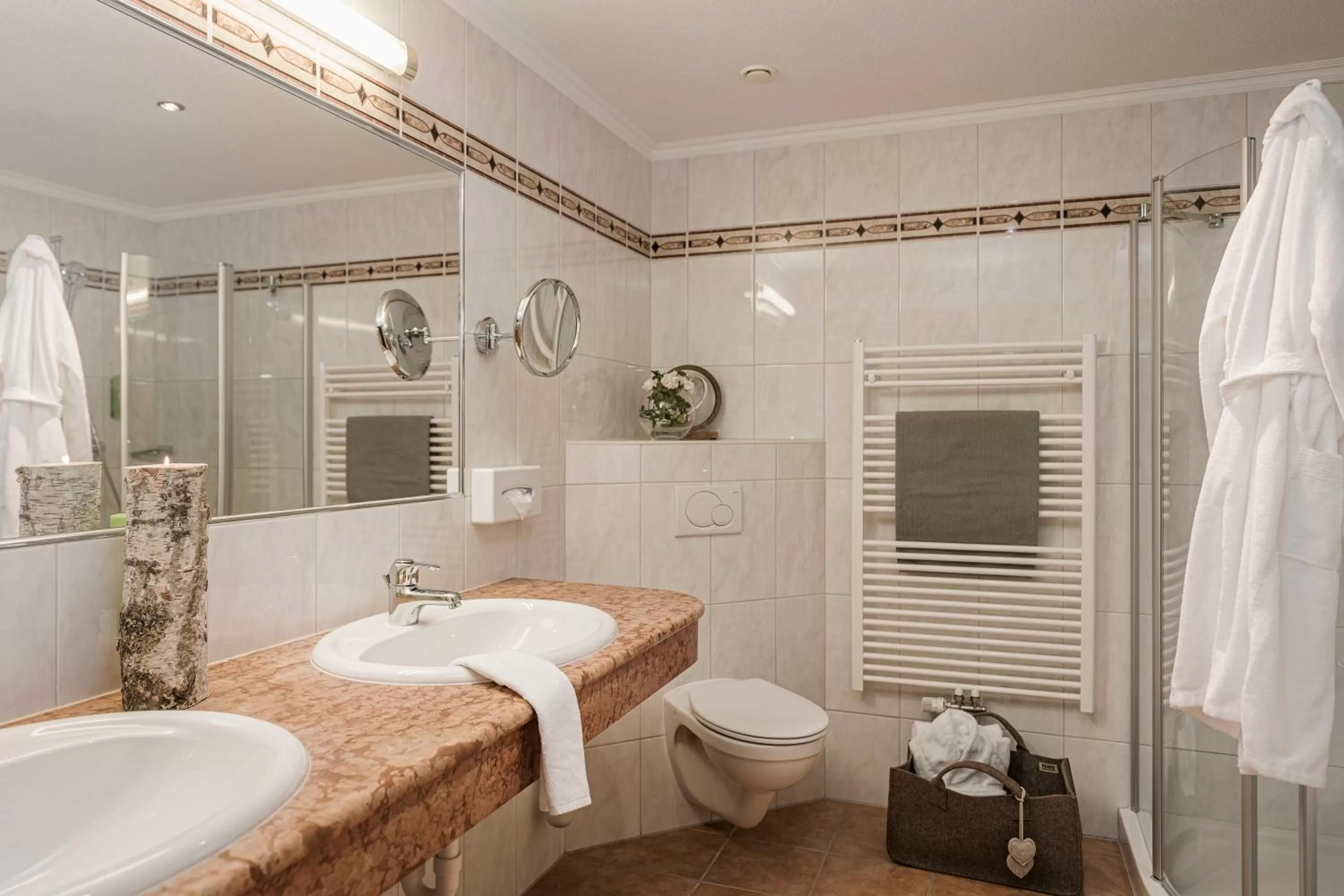 Shower, Bed in Biohotel Rastbichlhof