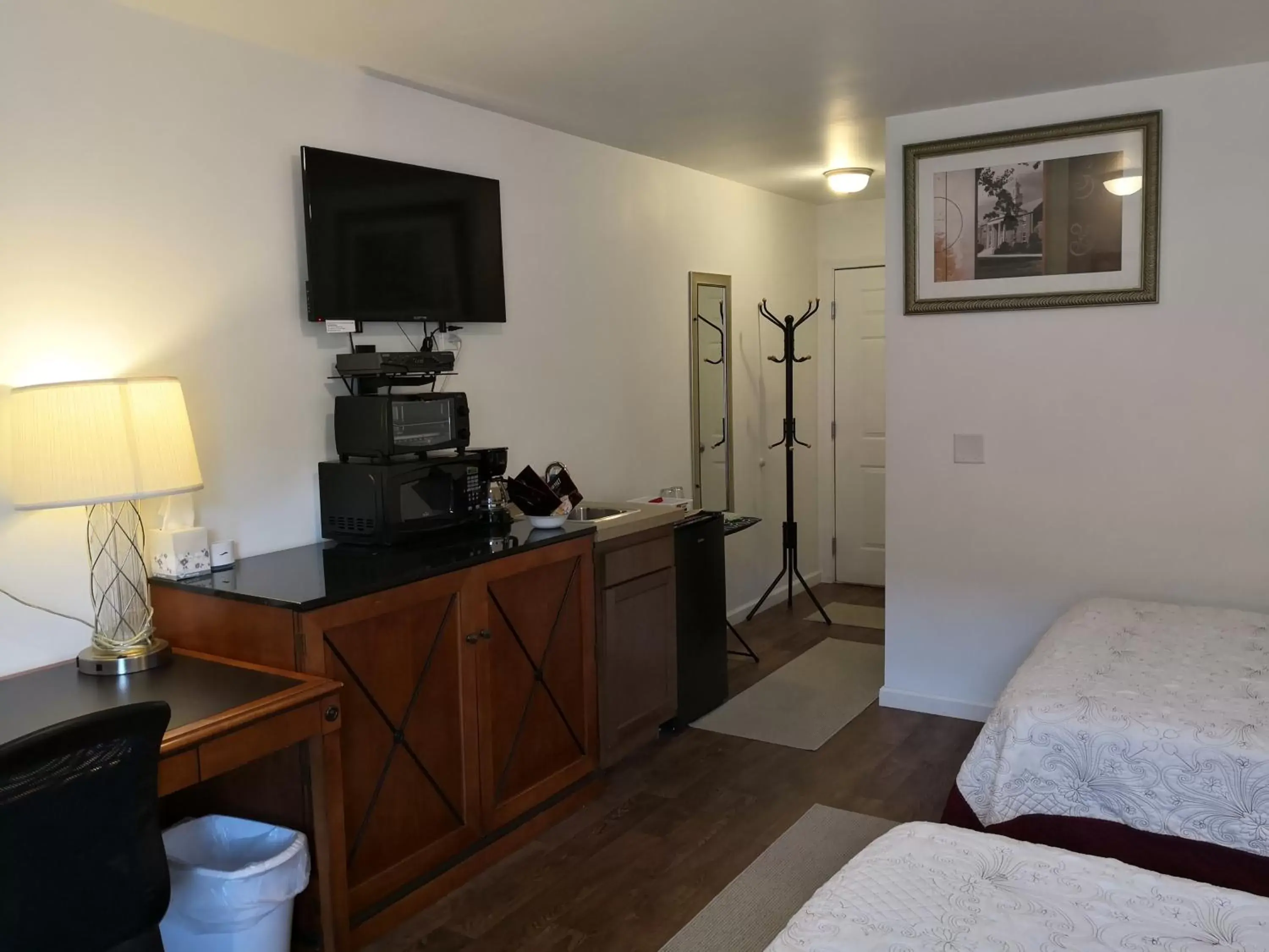 TV and multimedia, TV/Entertainment Center in Apple Inn and Suites Cooperstown Area