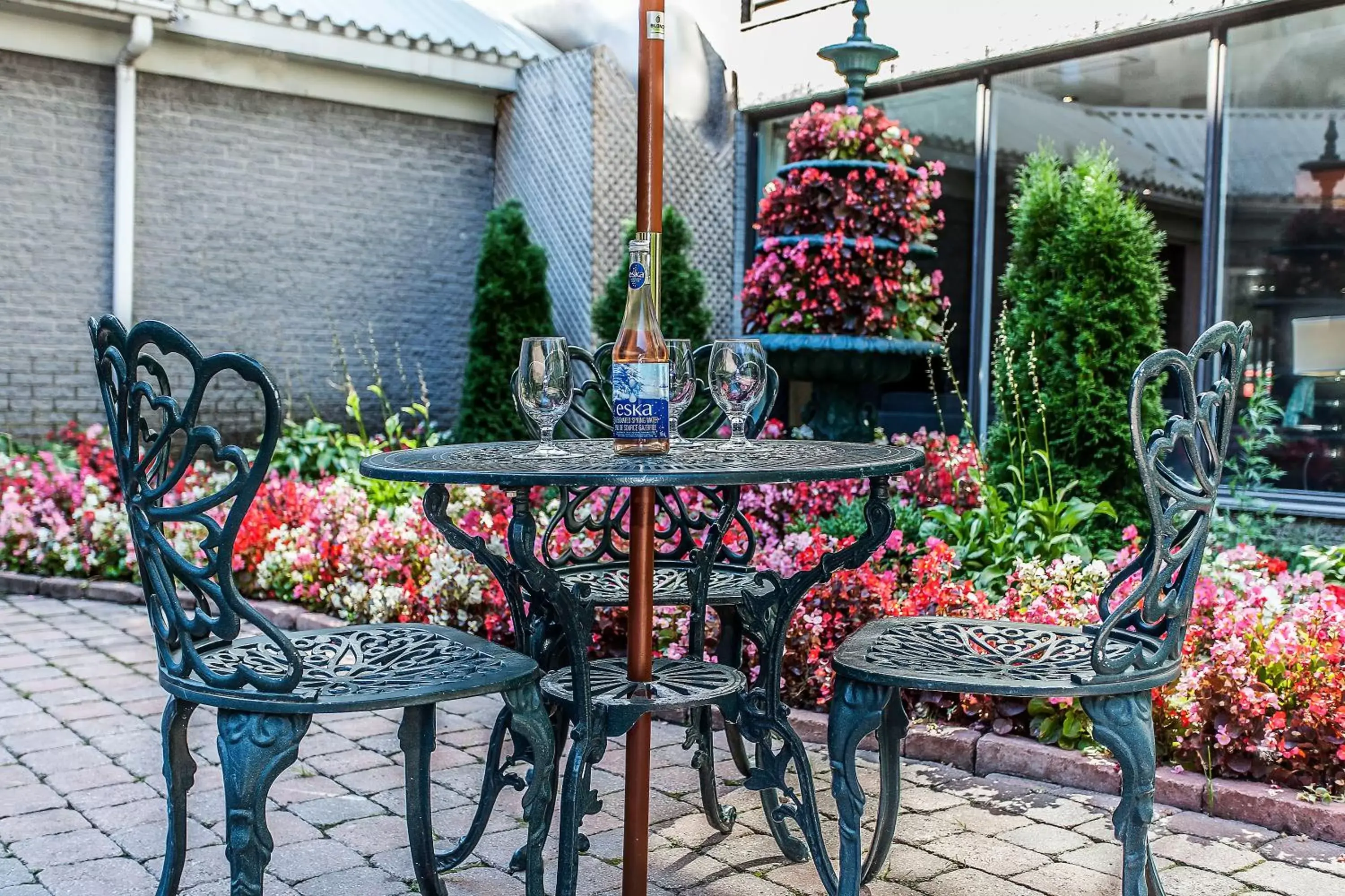 Patio in Le Nouvel Hotel