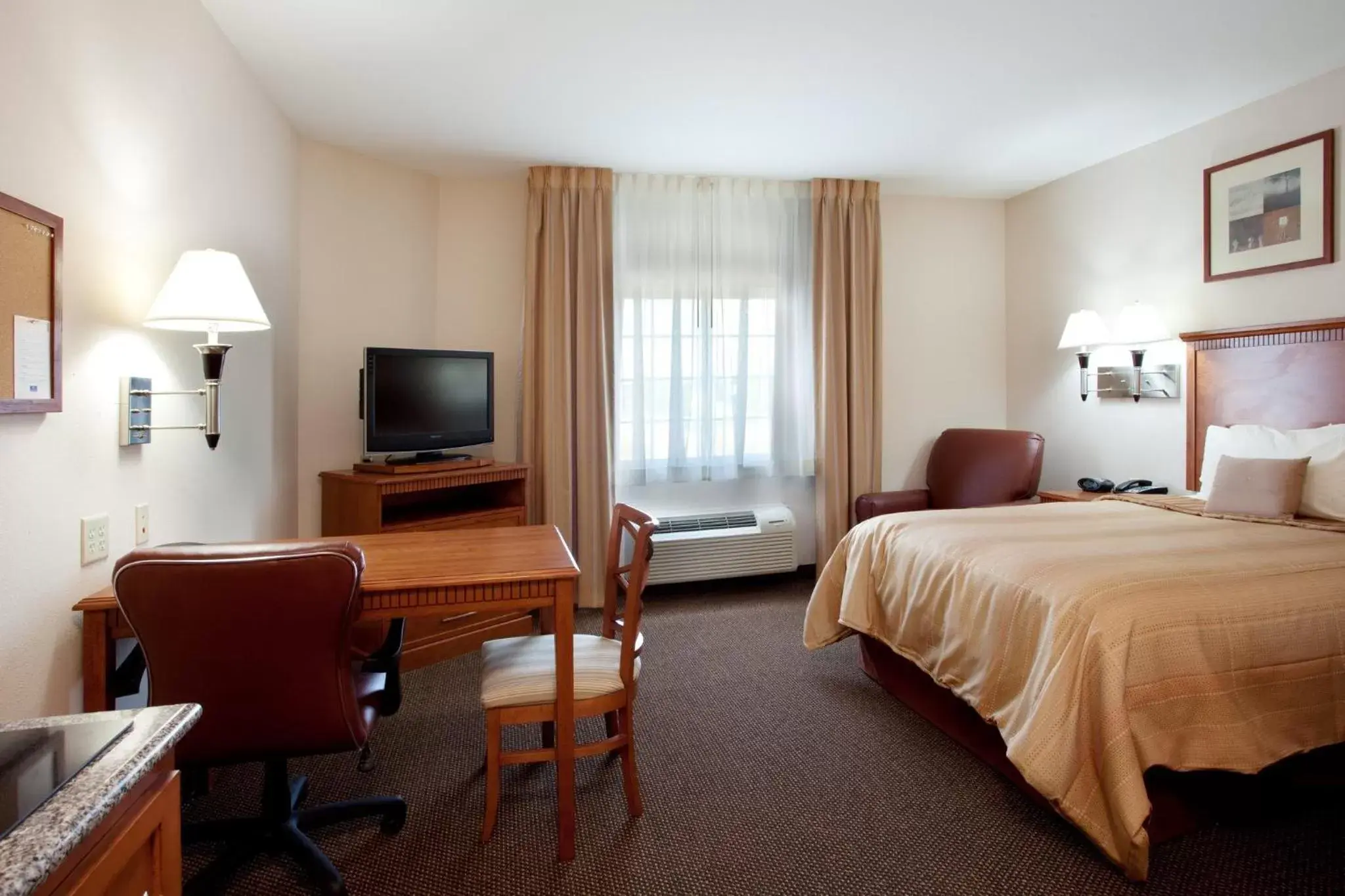 Bedroom, TV/Entertainment Center in Candlewood Suites New Iberia, an IHG Hotel