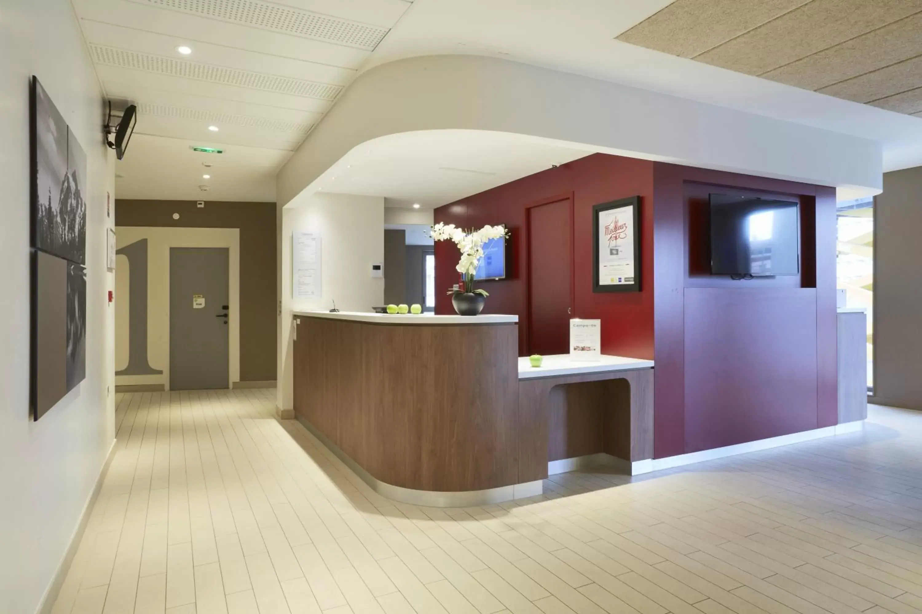 Lobby or reception in Campanile Annemasse Gare– Genève Lobby or reception in Campanile Annemasse Gare– Genève