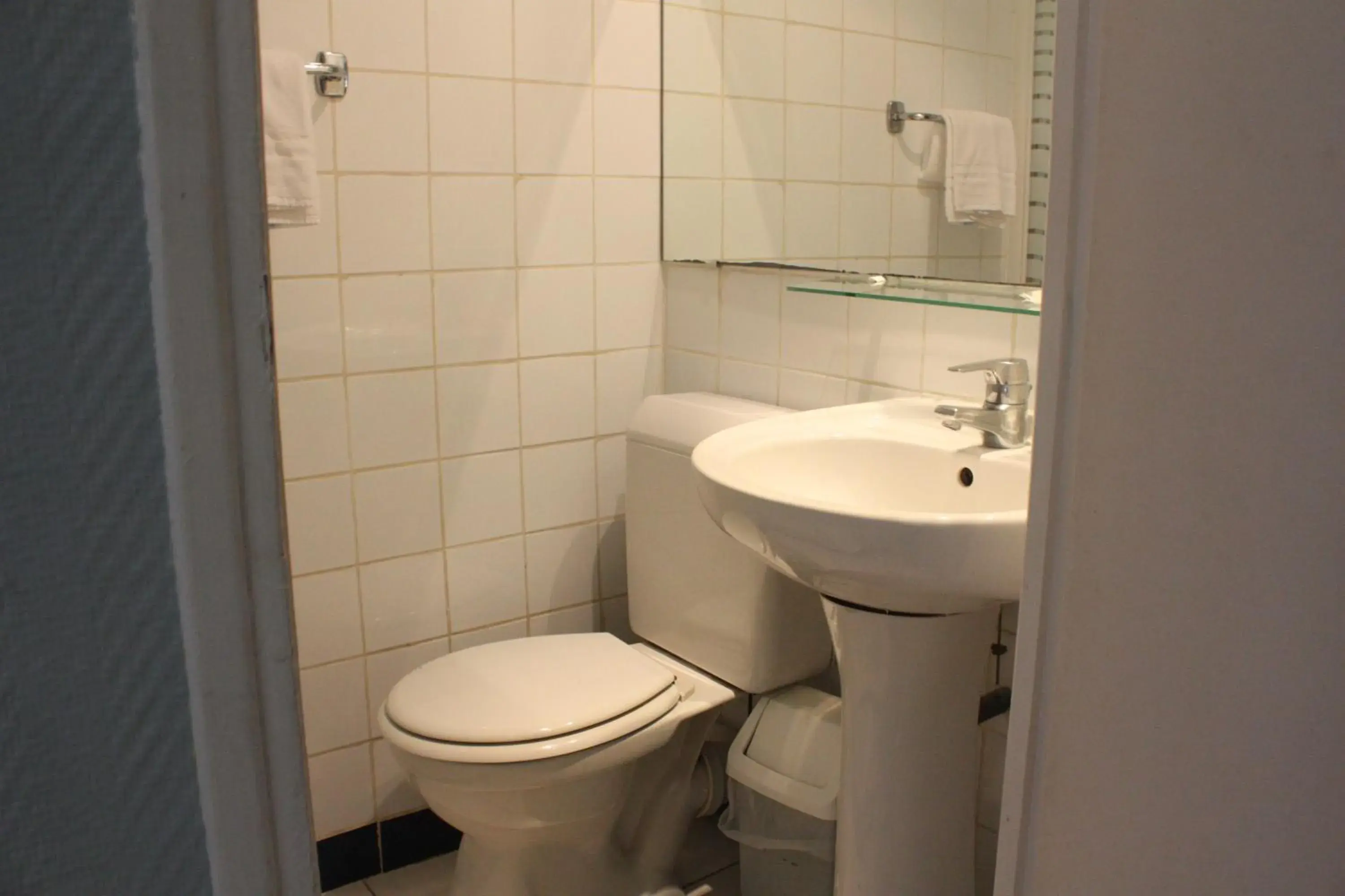 Shower, Bathroom in Hotel Excelsior Republique