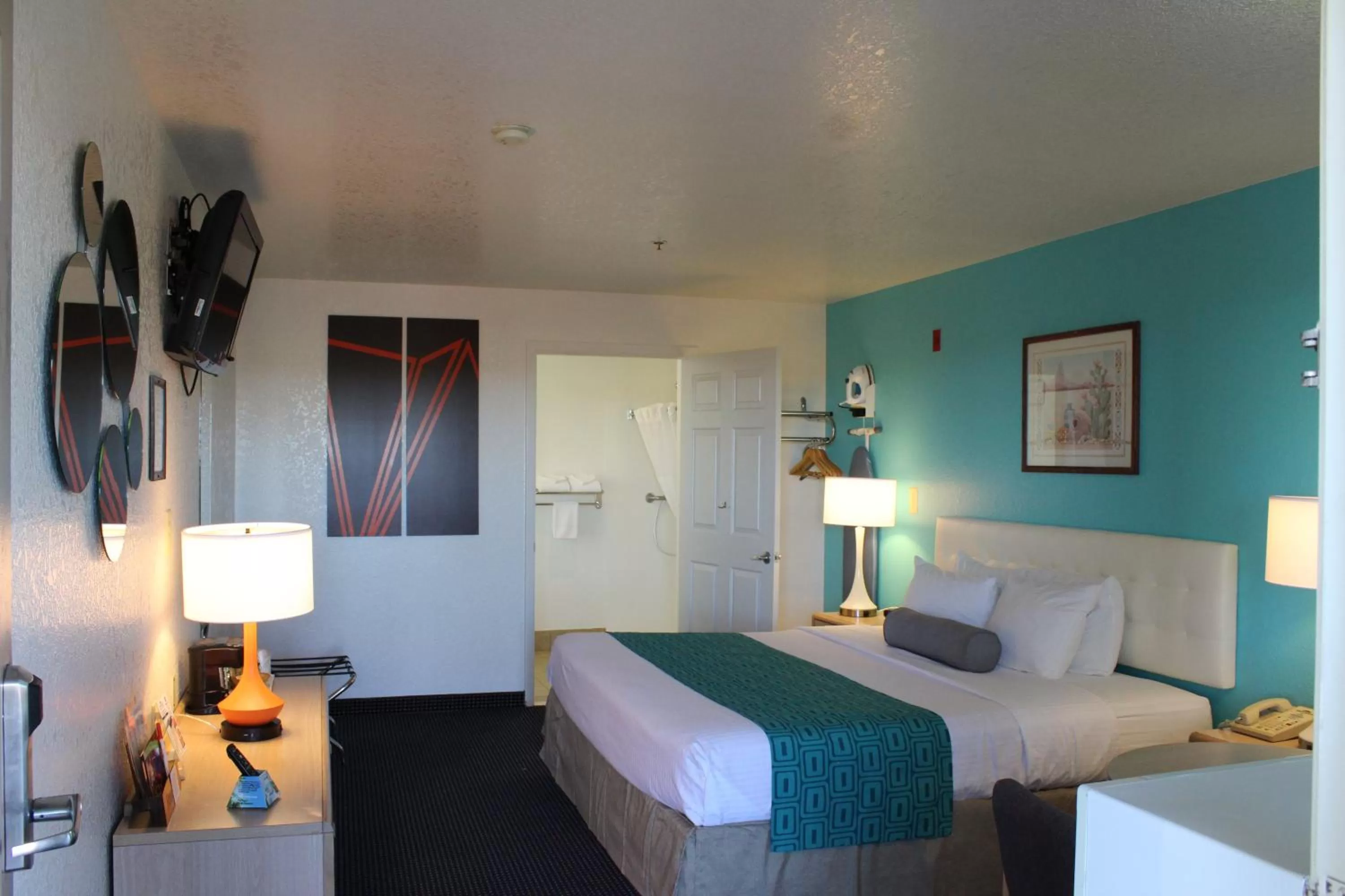 Photo of the whole room, Bed in Howard Johnson by Wyndham Holbrook