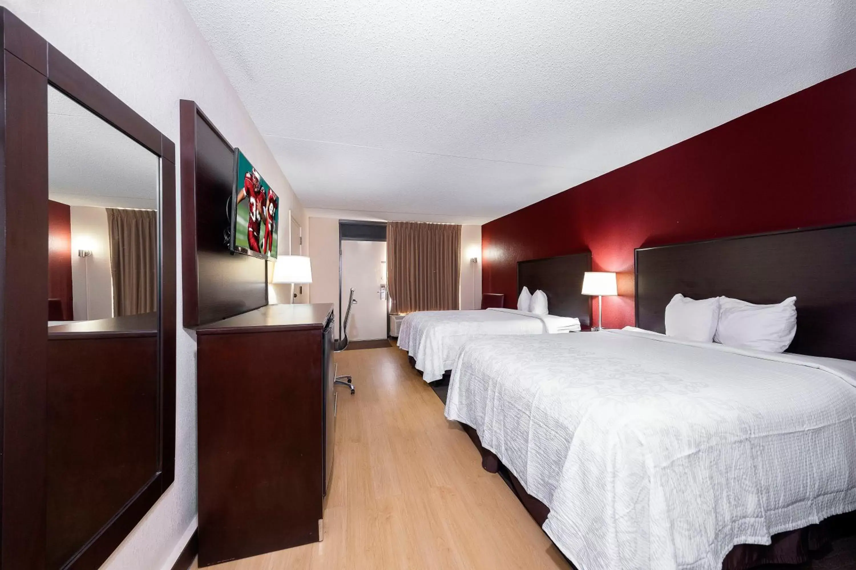 Photo of the whole room, Bed in Red Roof Inn PLUS+ Huntsville – Madison