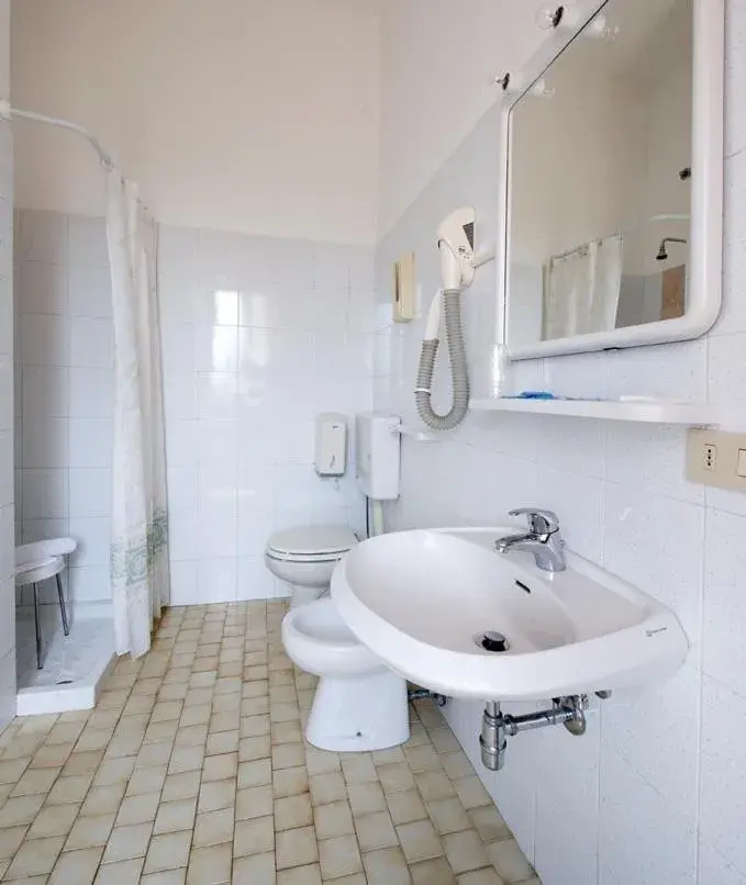 Bathroom in Hotel Roma Bathroom in Hotel Roma