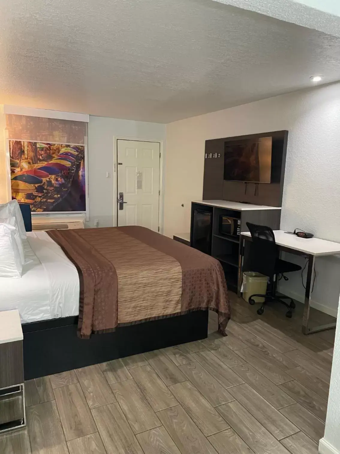TV and multimedia in Econo Lodge Inn & Suites Near Lackland AFB