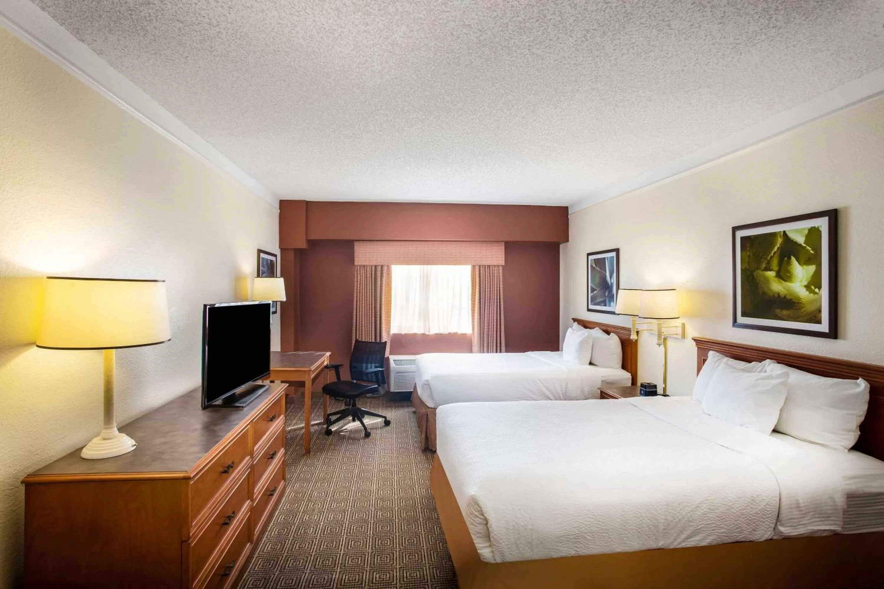 Photo of the whole room, Bed in La Quinta Inn by Wyndham Austin Capitol / Downtown