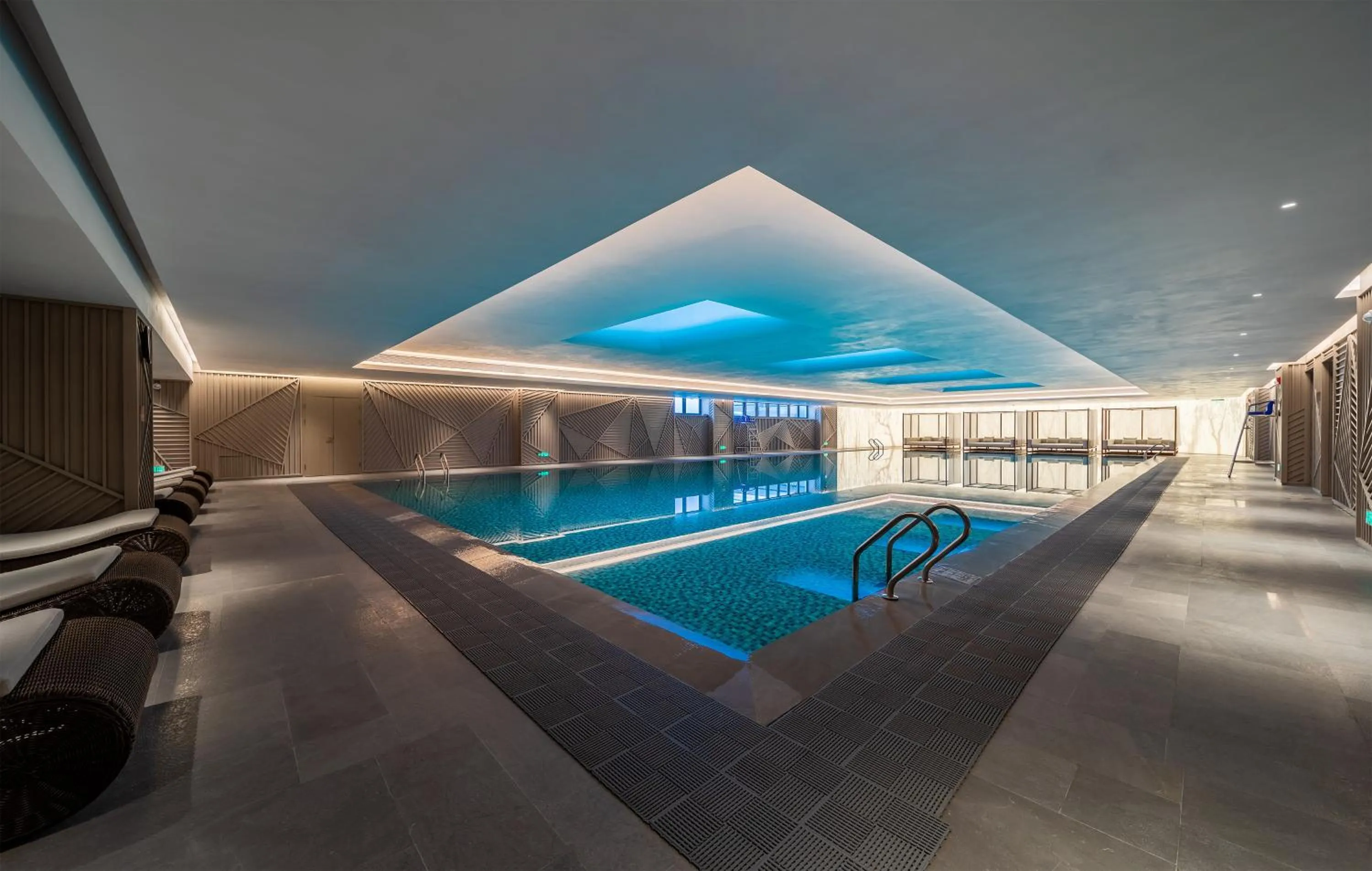 Swimming pool in HUALUXE Xi'an Chanba by IHG-西安浐灞华邑酒店-Near Xi'an International Convention Exhibition Center and Shopping mall and The Romantic show of Xi'an-Free Luggage Storage-English Service