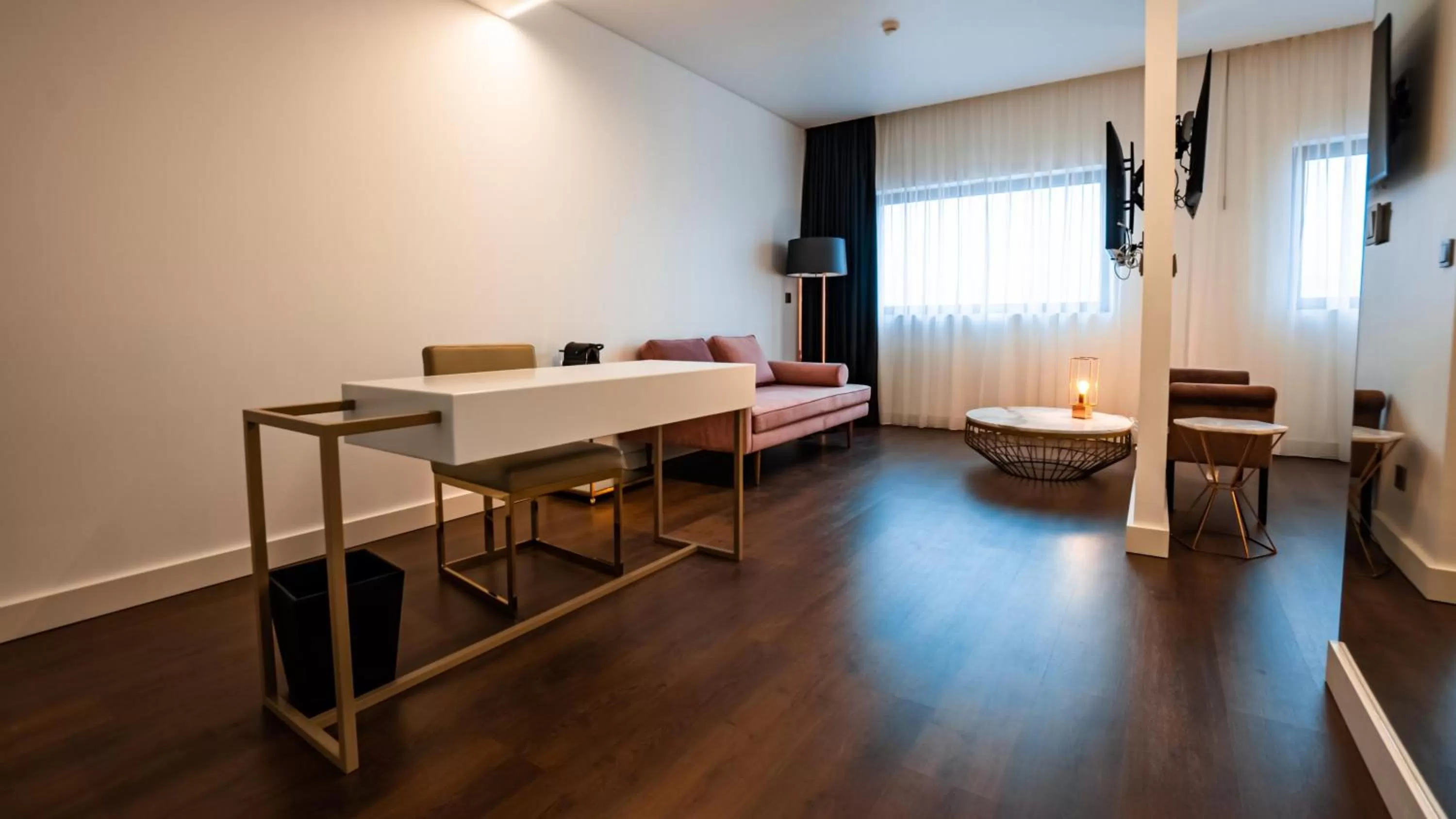 Living room, Bed in Hills Hotel Lisboa