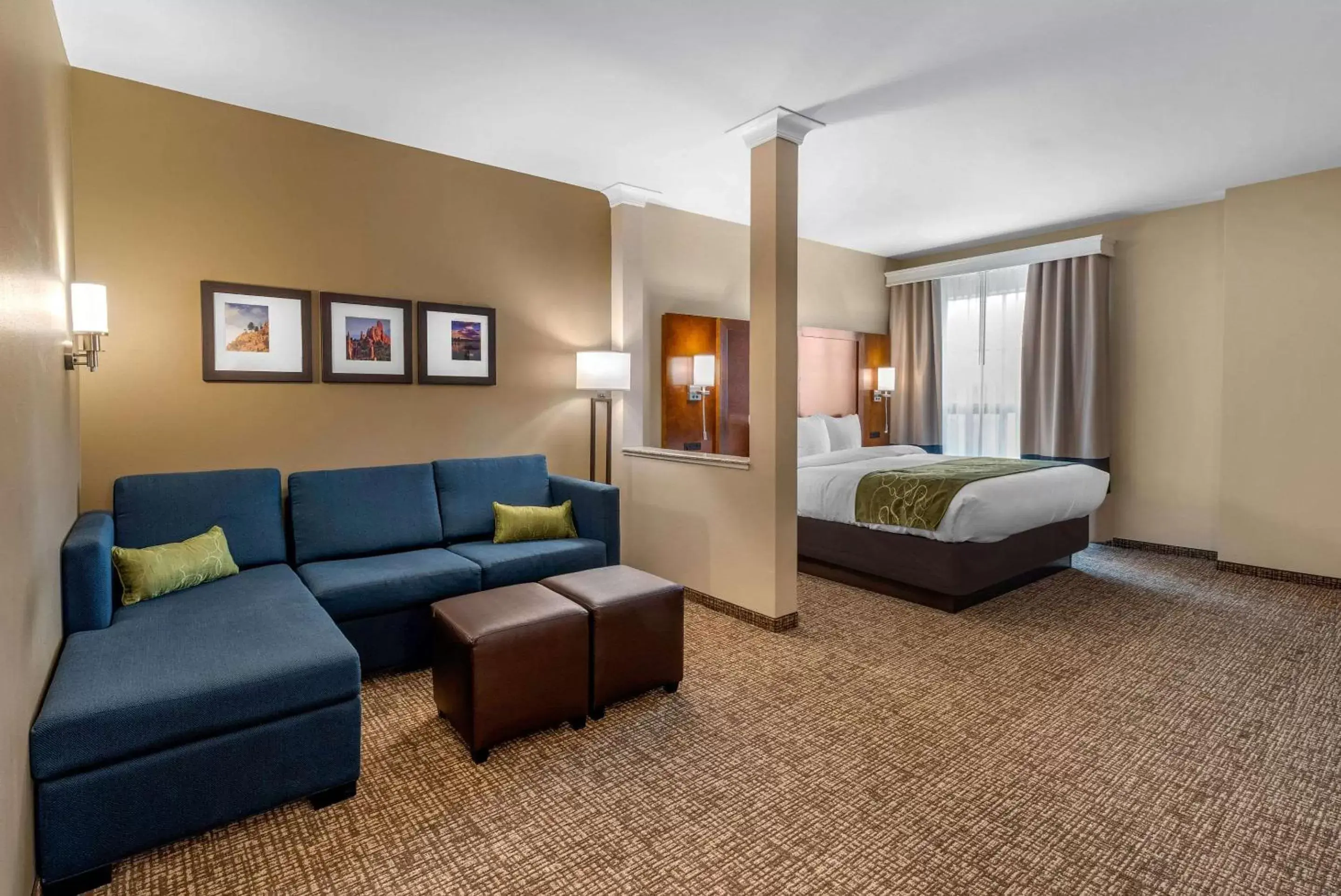 Bedroom in Comfort Suites Denver near Anschutz Medical Campus