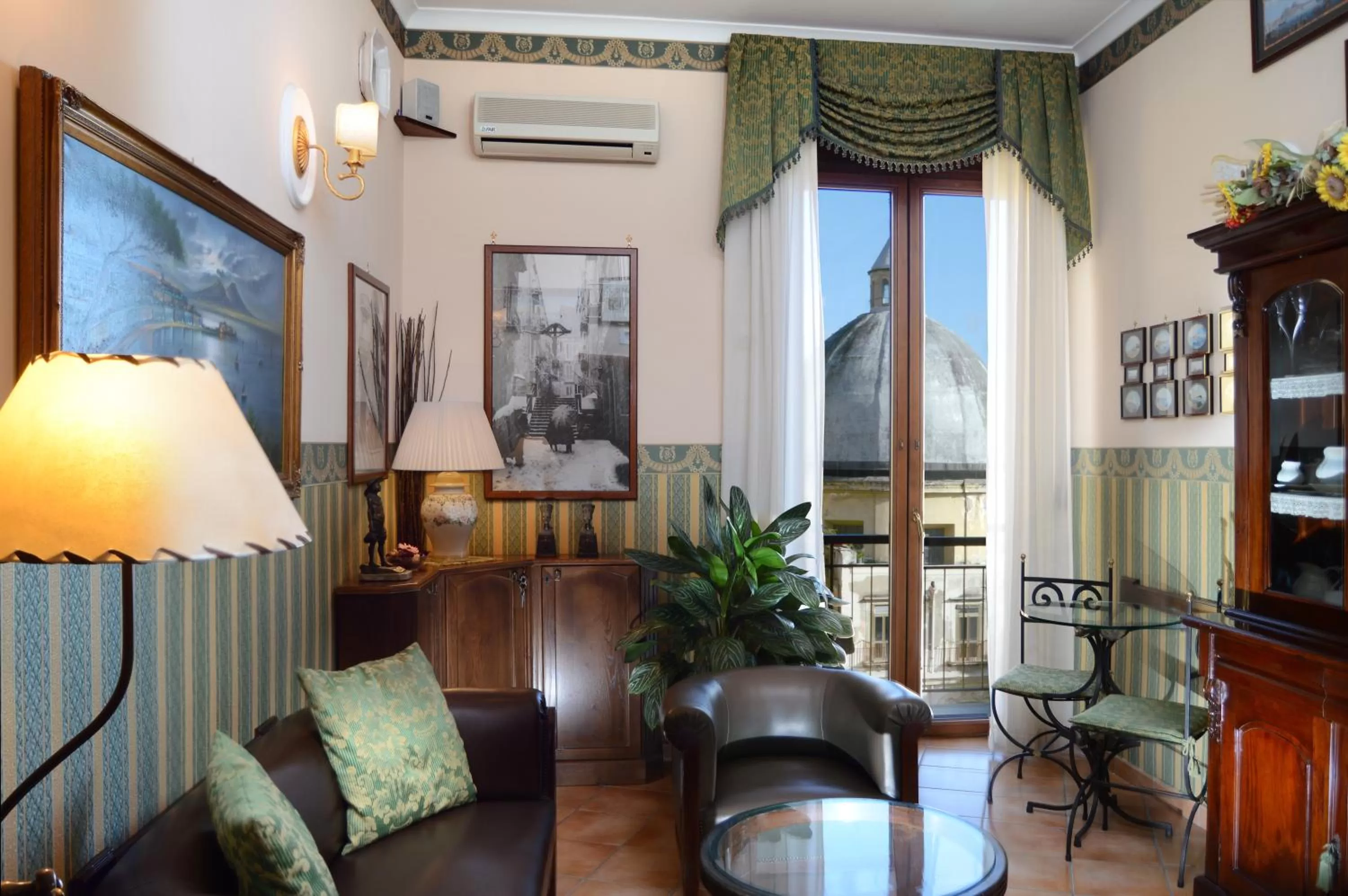 Communal lounge/ TV room in Pinto-Storey Hotel