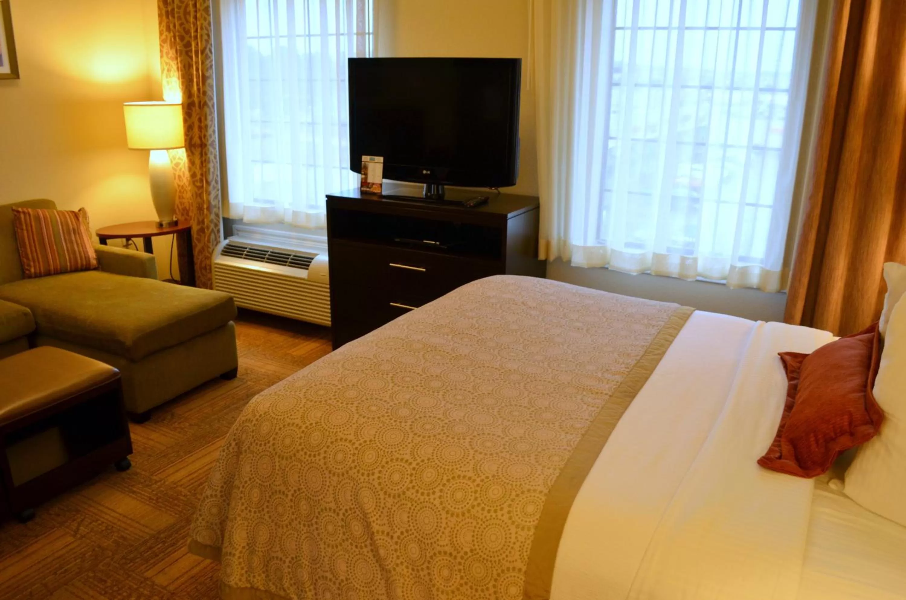 Photo of the whole room, Bed in Staybridge Suites Longview by IHG