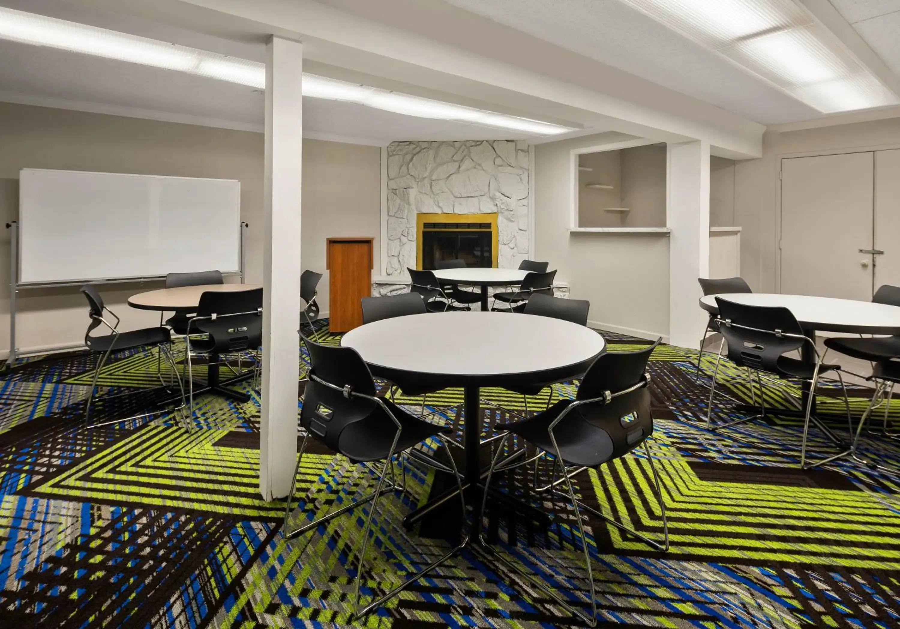 Meeting/conference room in Magnuson Hotel Detroit Airport