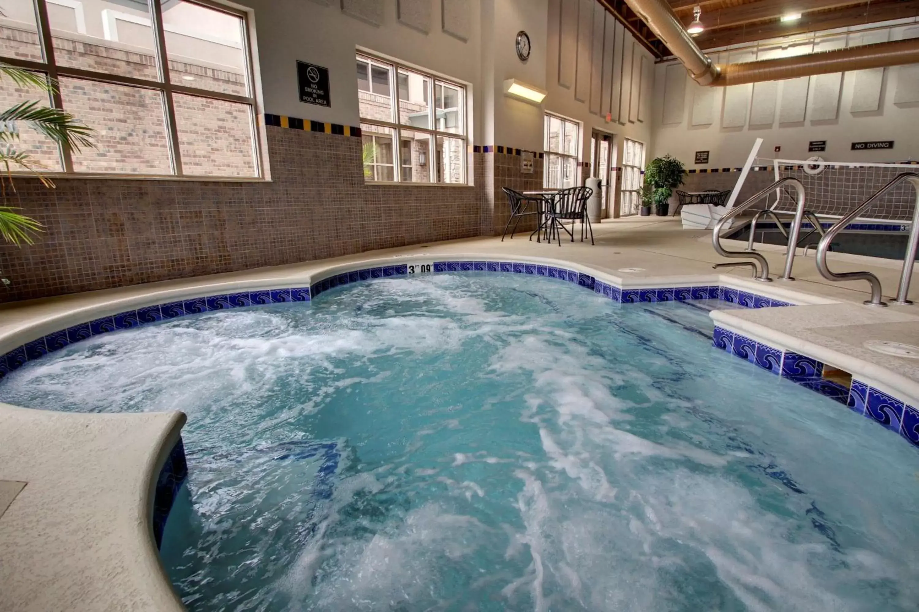 Hot Tub, Swimming Pool in Hampton Inn & Suites Chicago/Aurora