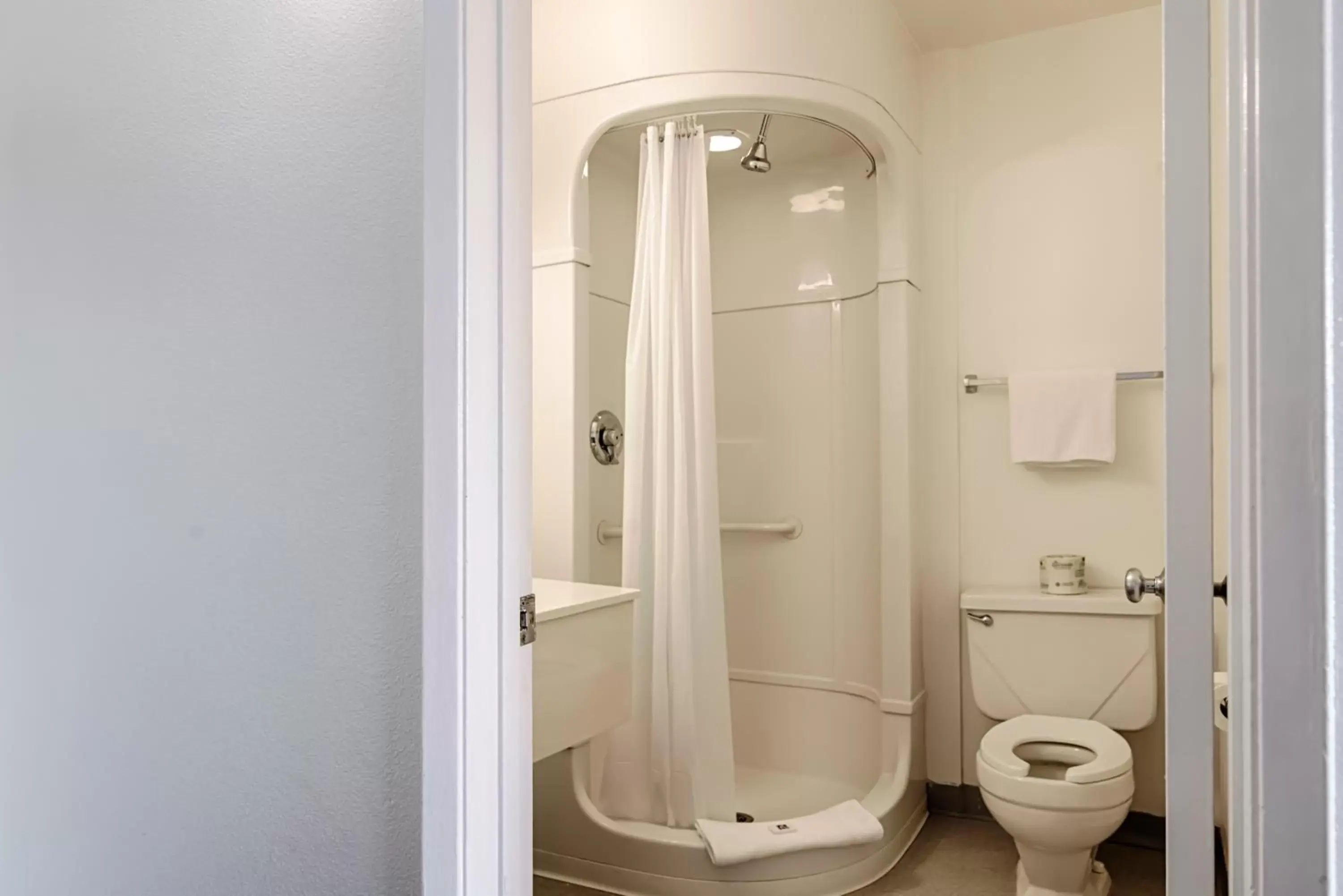 Shower, Bathroom in Motel 6-Winnemucca, NV