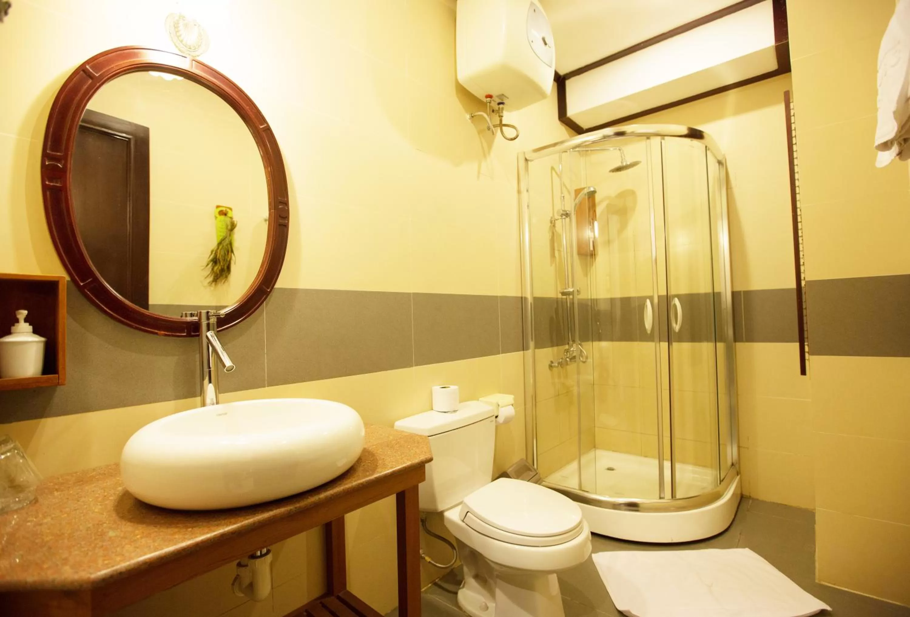 Toilet in Hoi An Pho Library Hotel