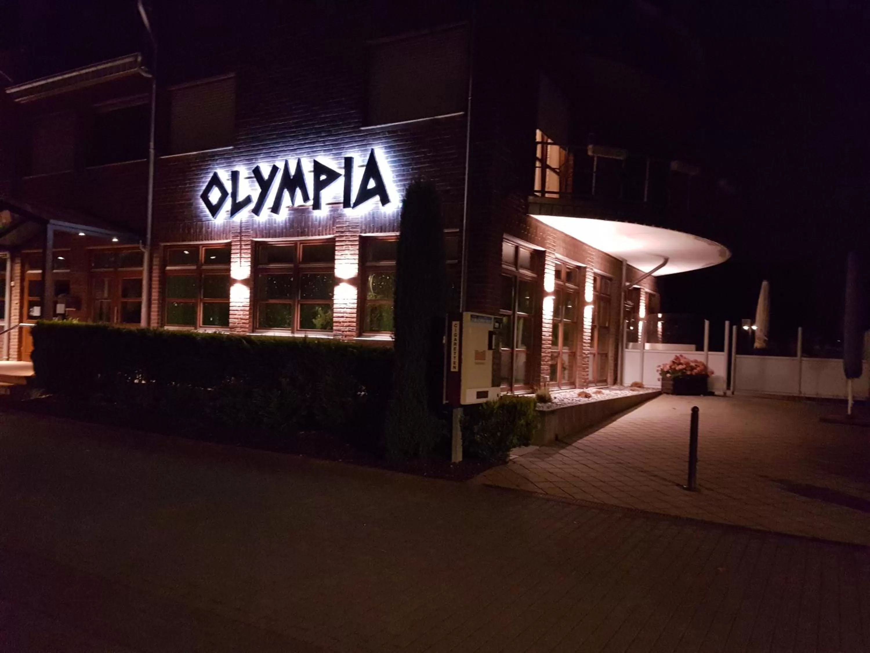 Property building in Olympia Hotel & Restaurant