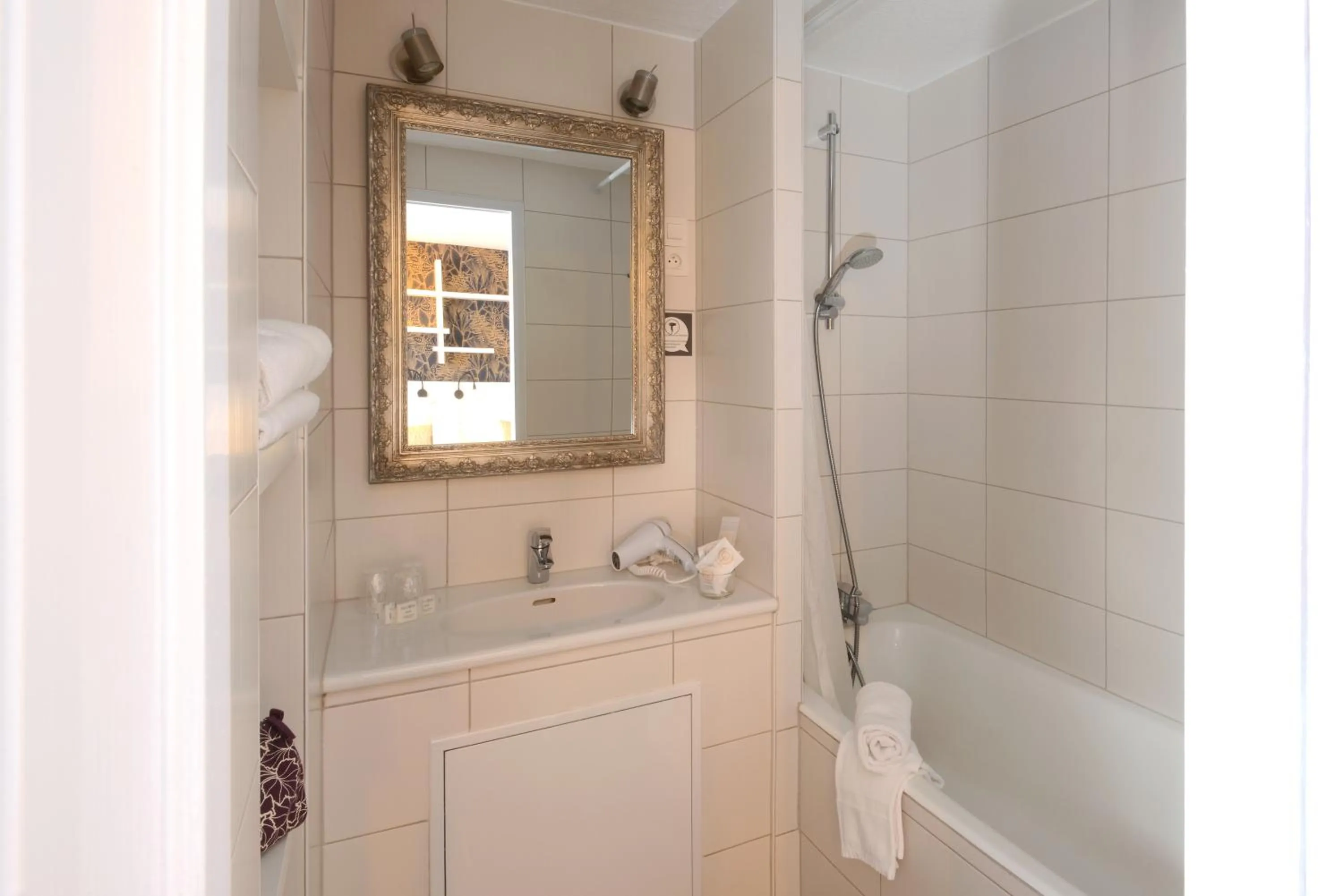 Bathroom in Hotel Arc-En-Ciel Colmar Contact Hotel