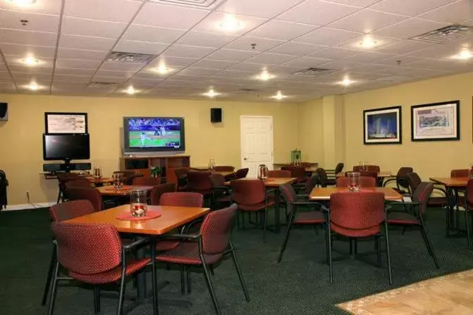 Communal lounge/ TV room, Restaurant/Places to Eat in Jockey Club Suites