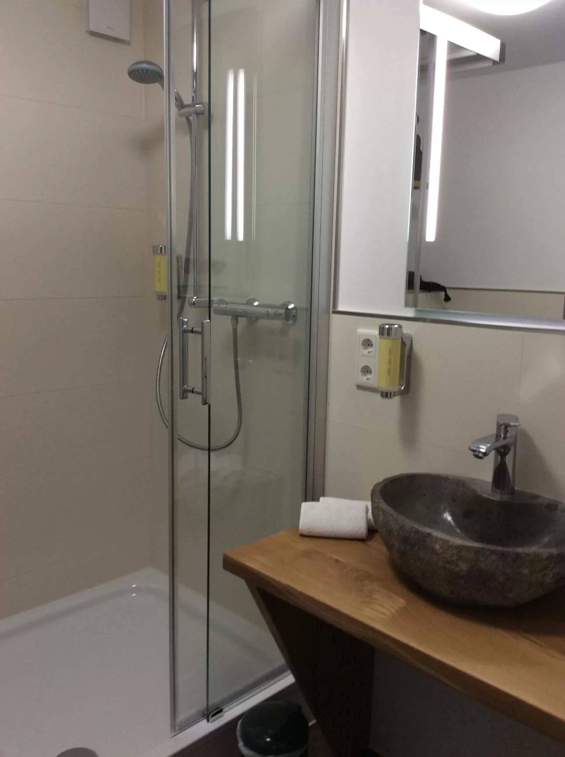 Shower, Bathroom in Die Sperre