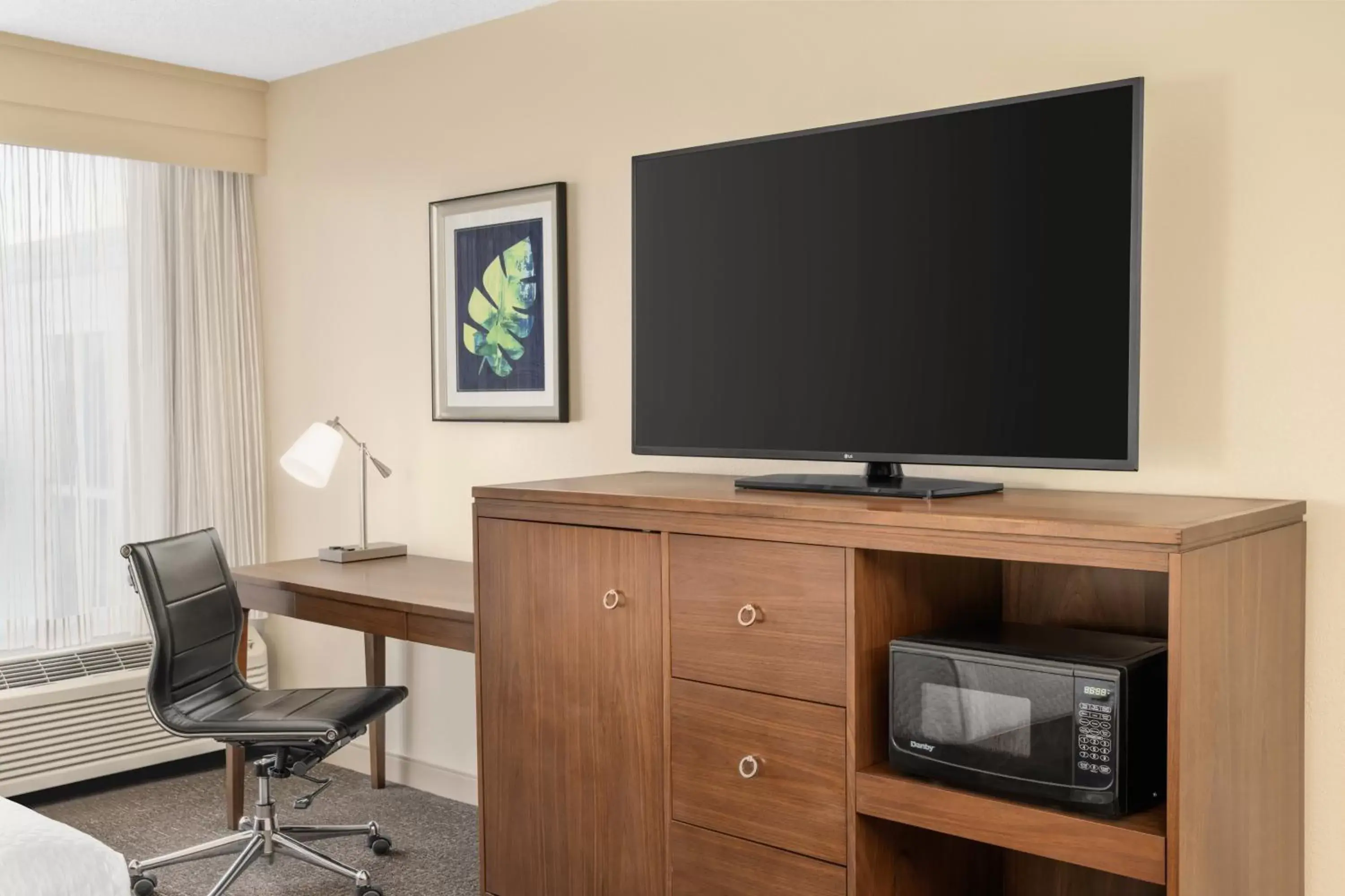 Bedroom, TV/Entertainment Center in Crowne Plaza Hotel Fort Myers at Bell Tower Shops, an IHG Hotel
