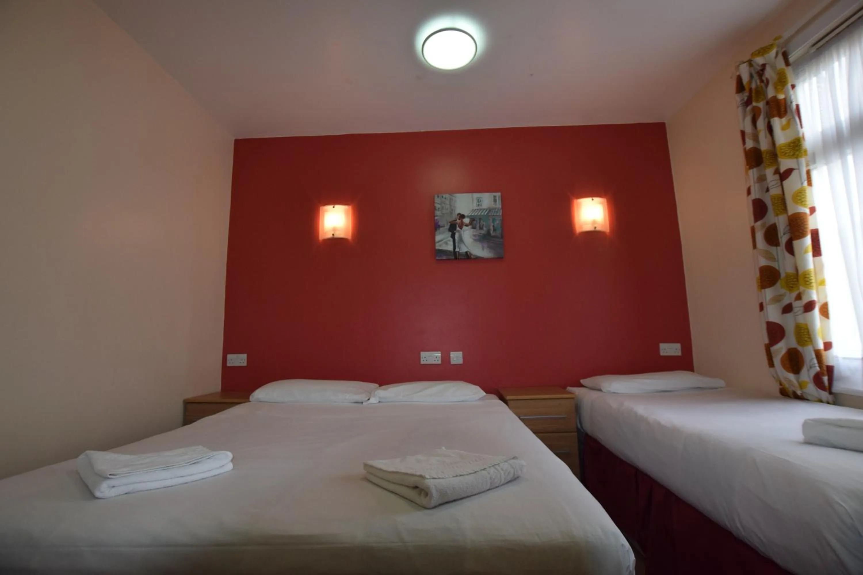 Bedroom, Bed in Cranbrook Hotel